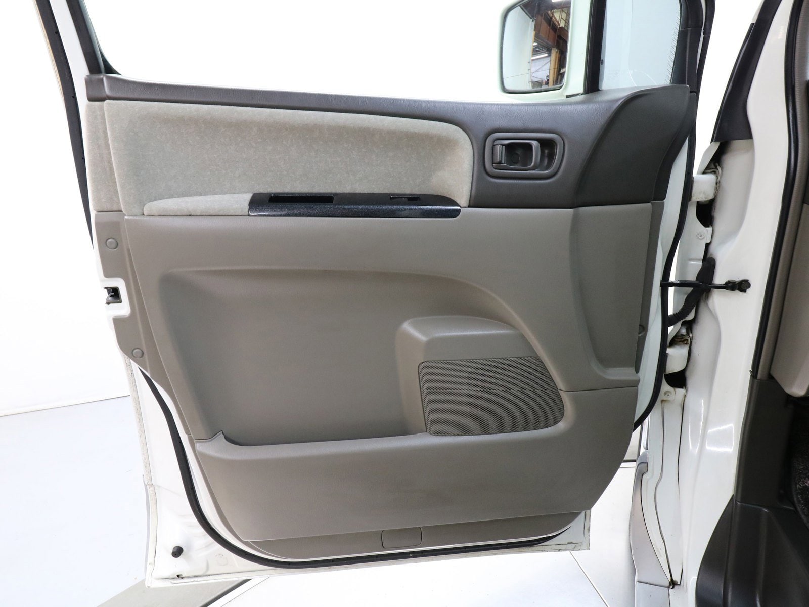 1998 Nissan Elgrand 18