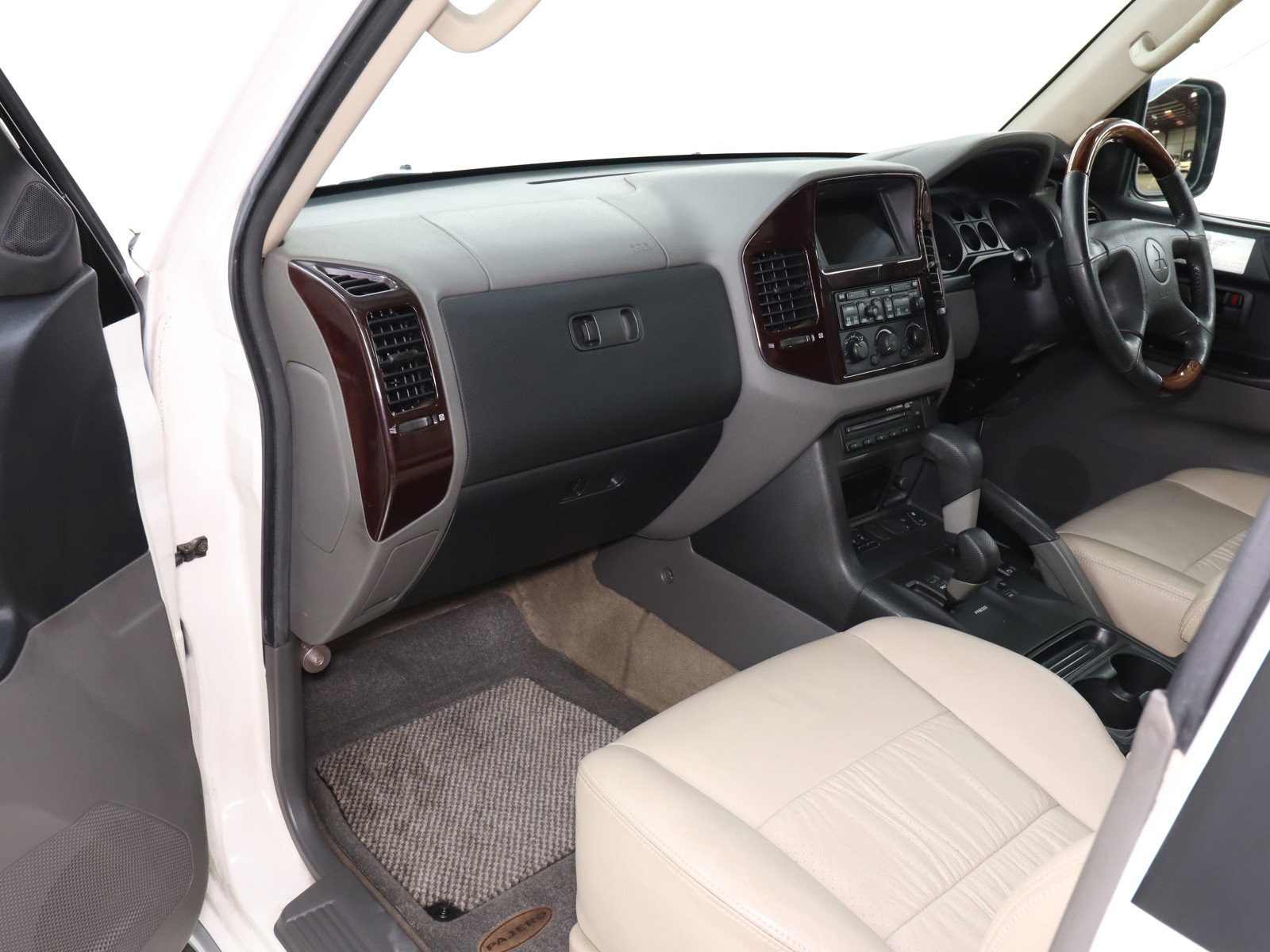 1999 Mitsubishi Pajero 15