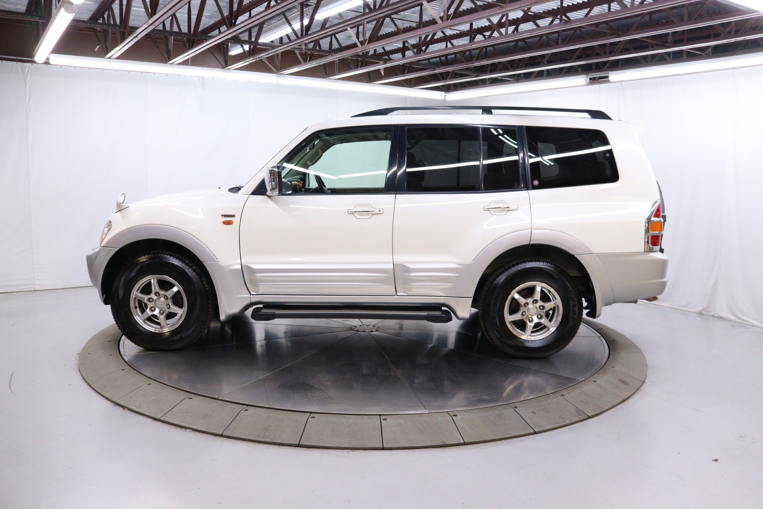 2000 Mitsubishi Pajero 4