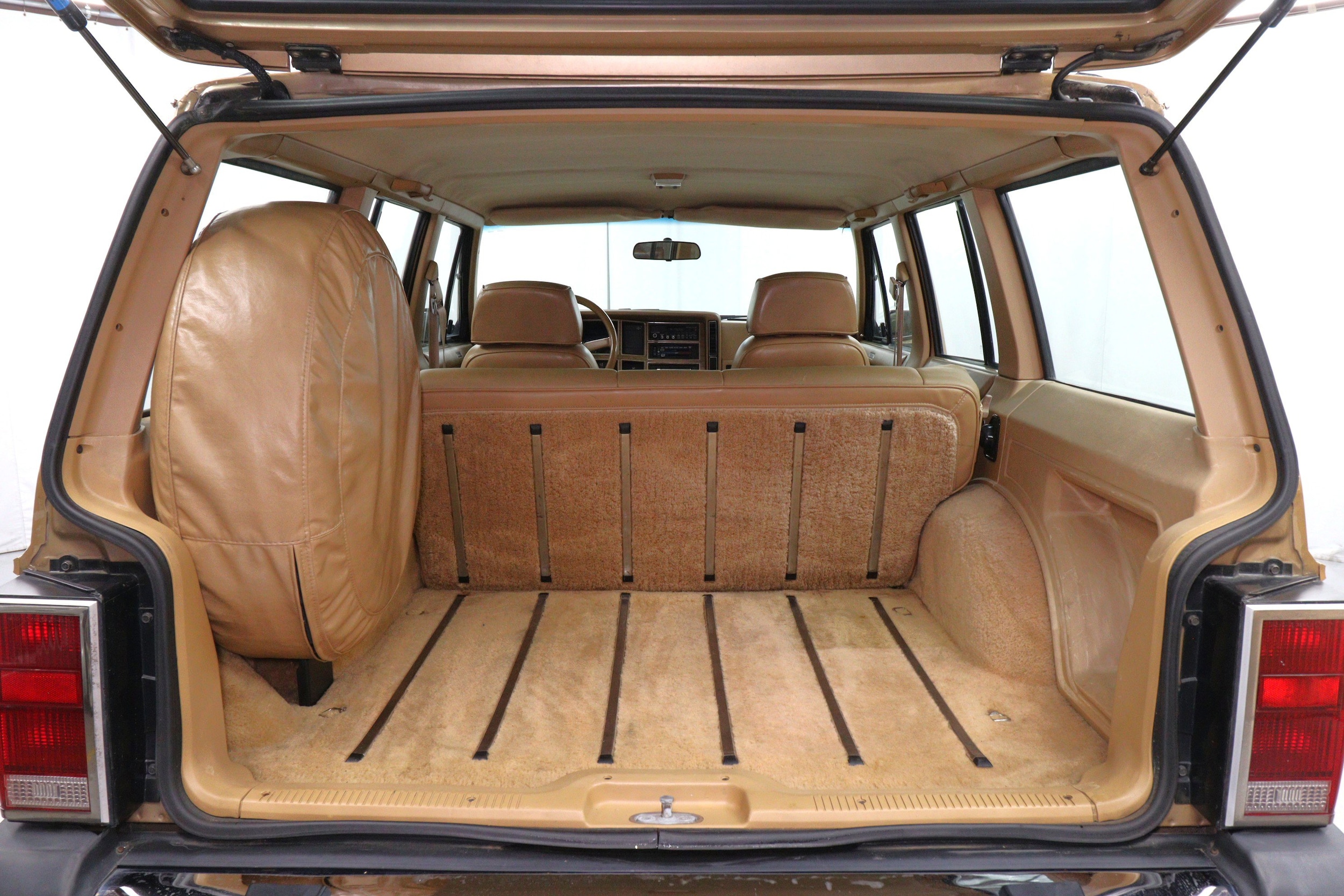 1987 Jeep Wagoneer 26