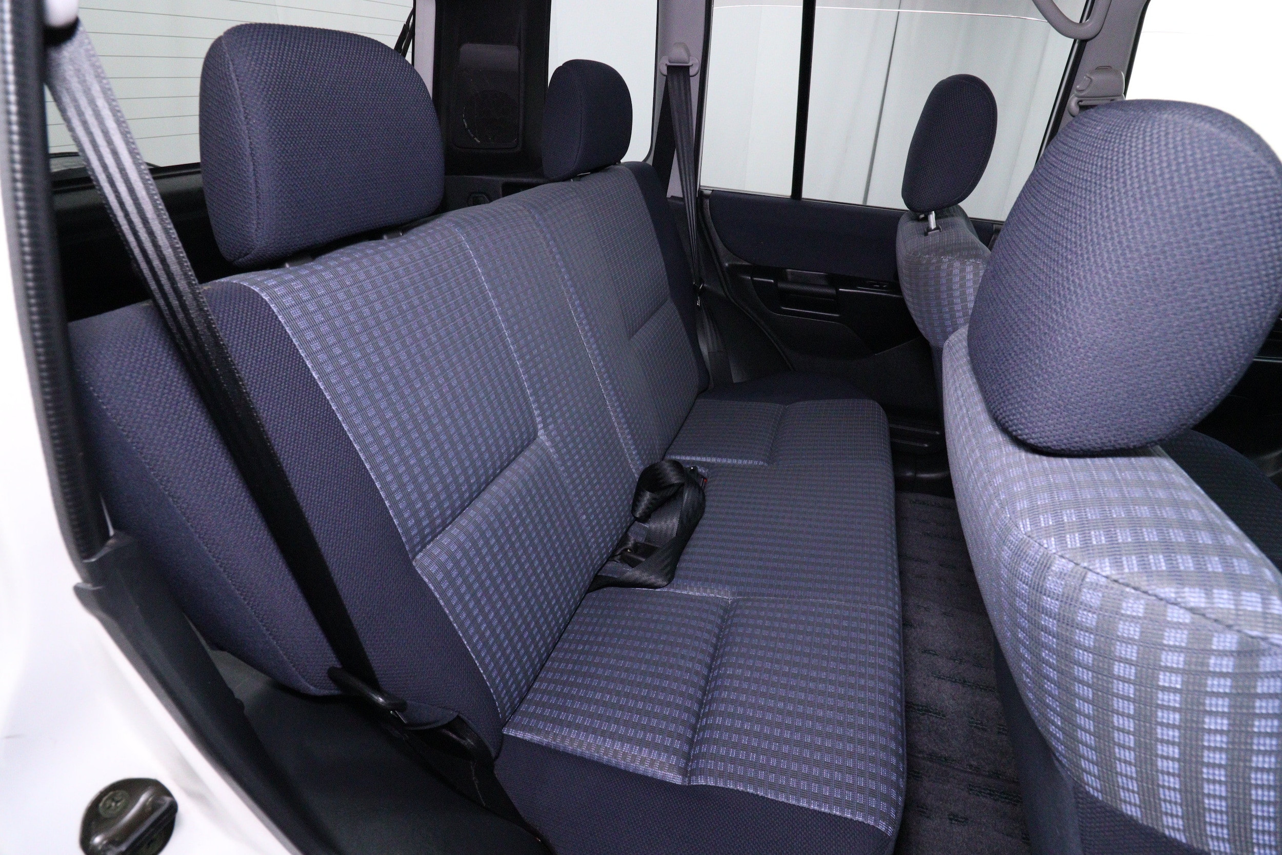 2000 Mitsubishi Pajero 21