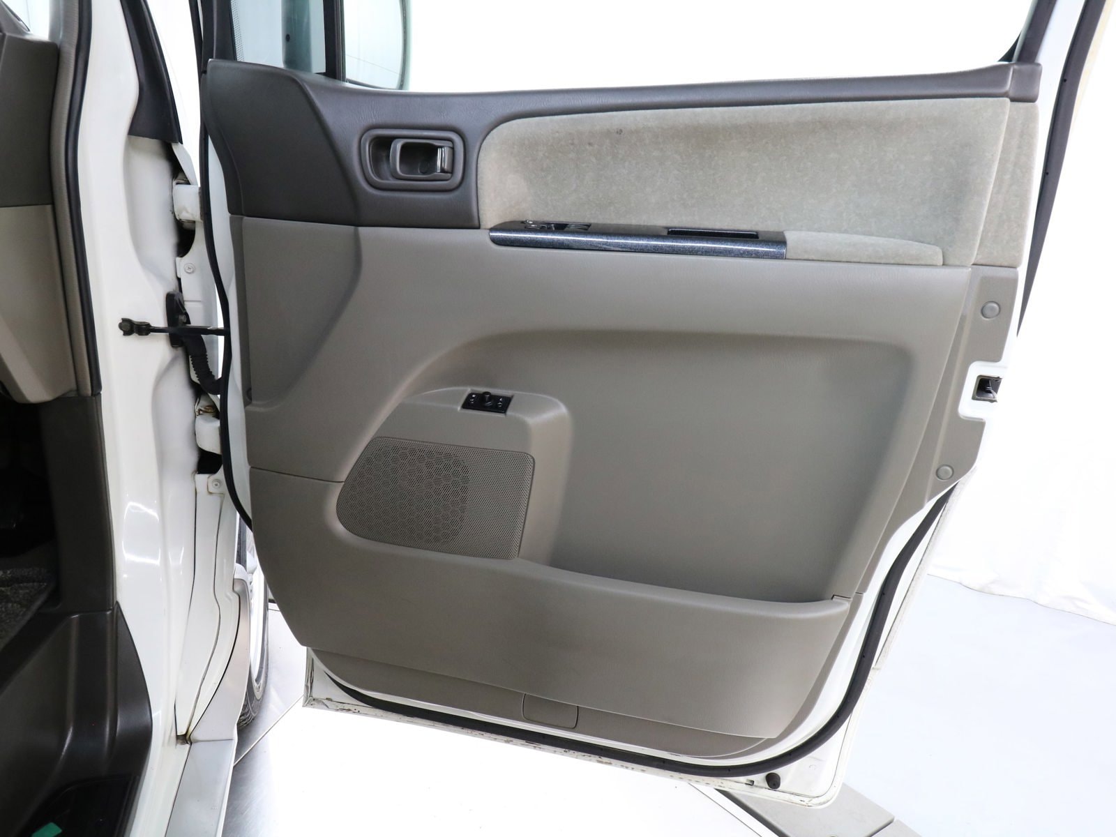 1998 Nissan Elgrand 19