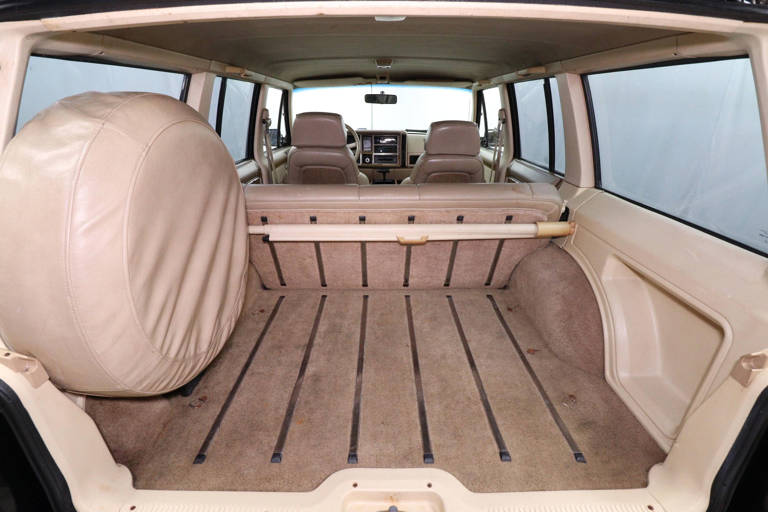 1989 Jeep Wagoneer Limited 28