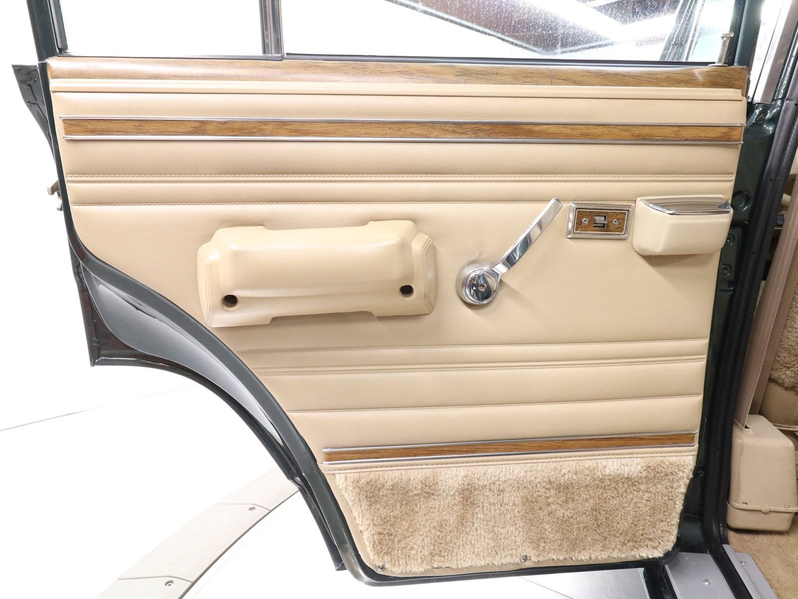 1991 Jeep Grand Wagoneer 21