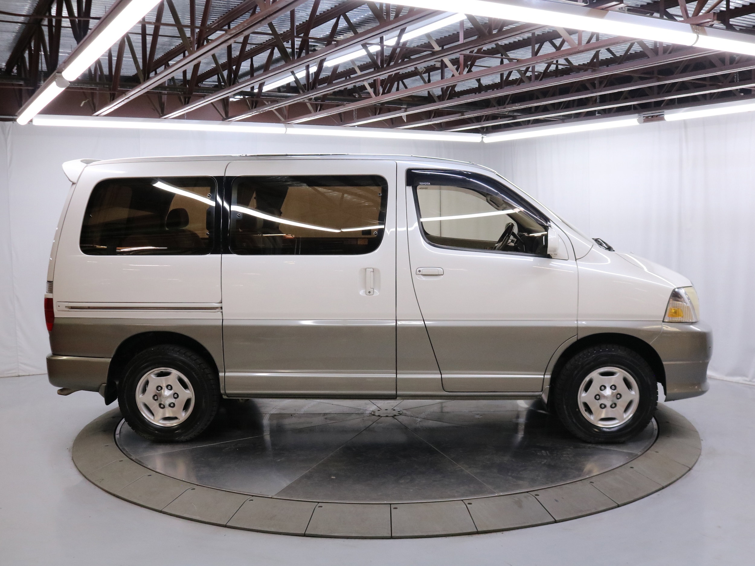 2000 Toyota Grand Hiace 8