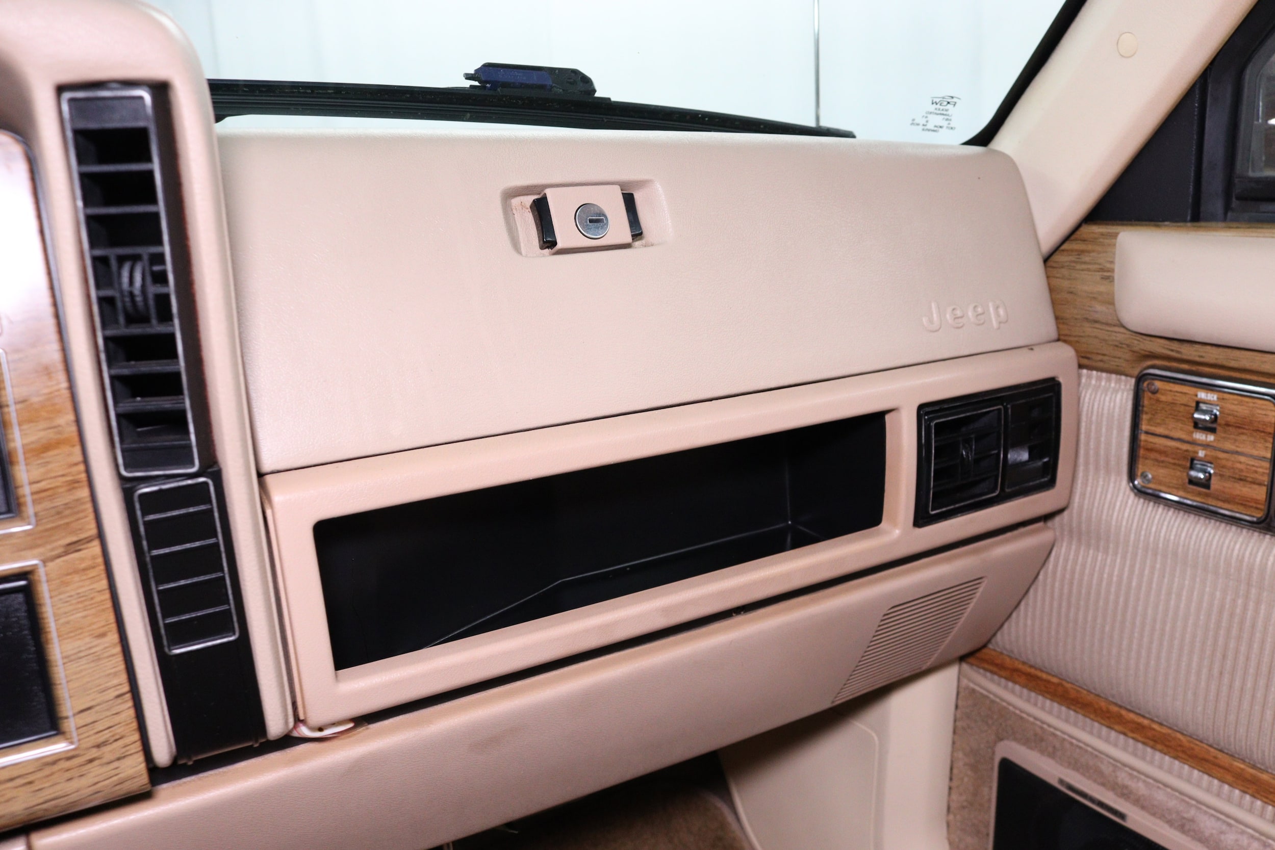 1989 Jeep Wagoneer Limited 58