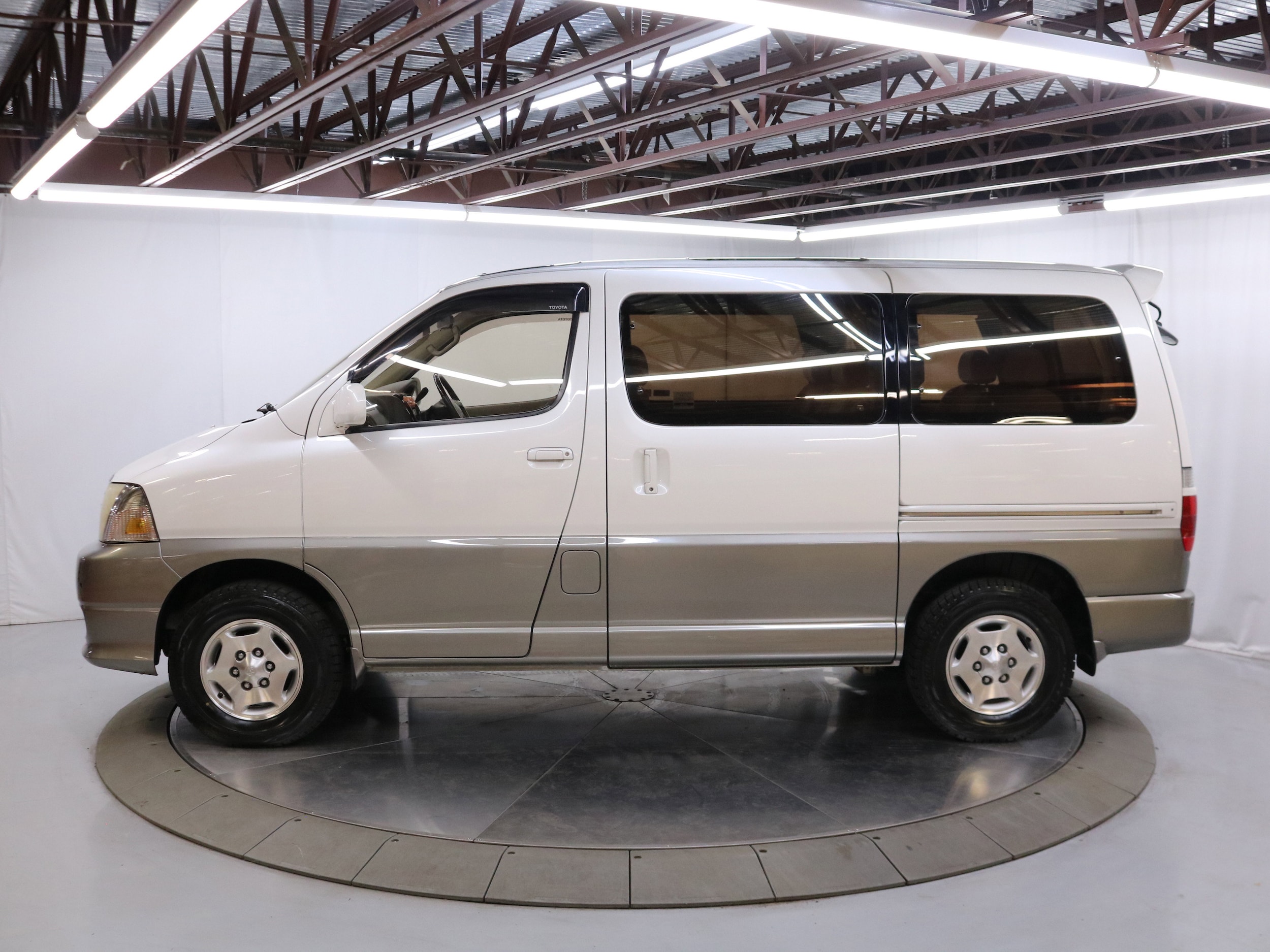 2000 Toyota Grand Hiace 4