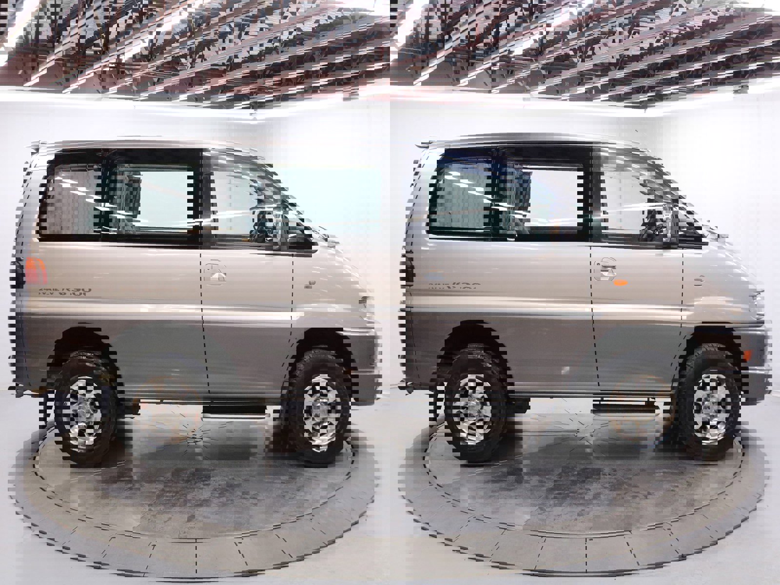 1997 Mitsubishi Delica 8