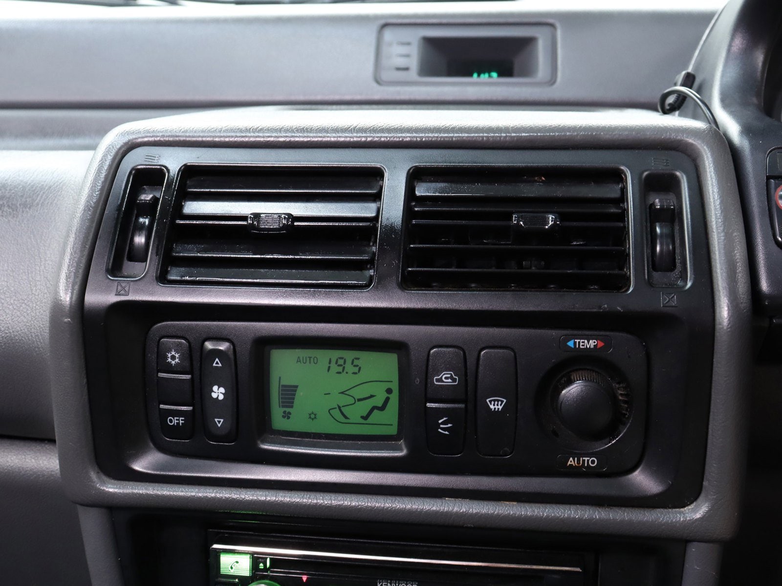 1995 Mitsubishi Chariot 11