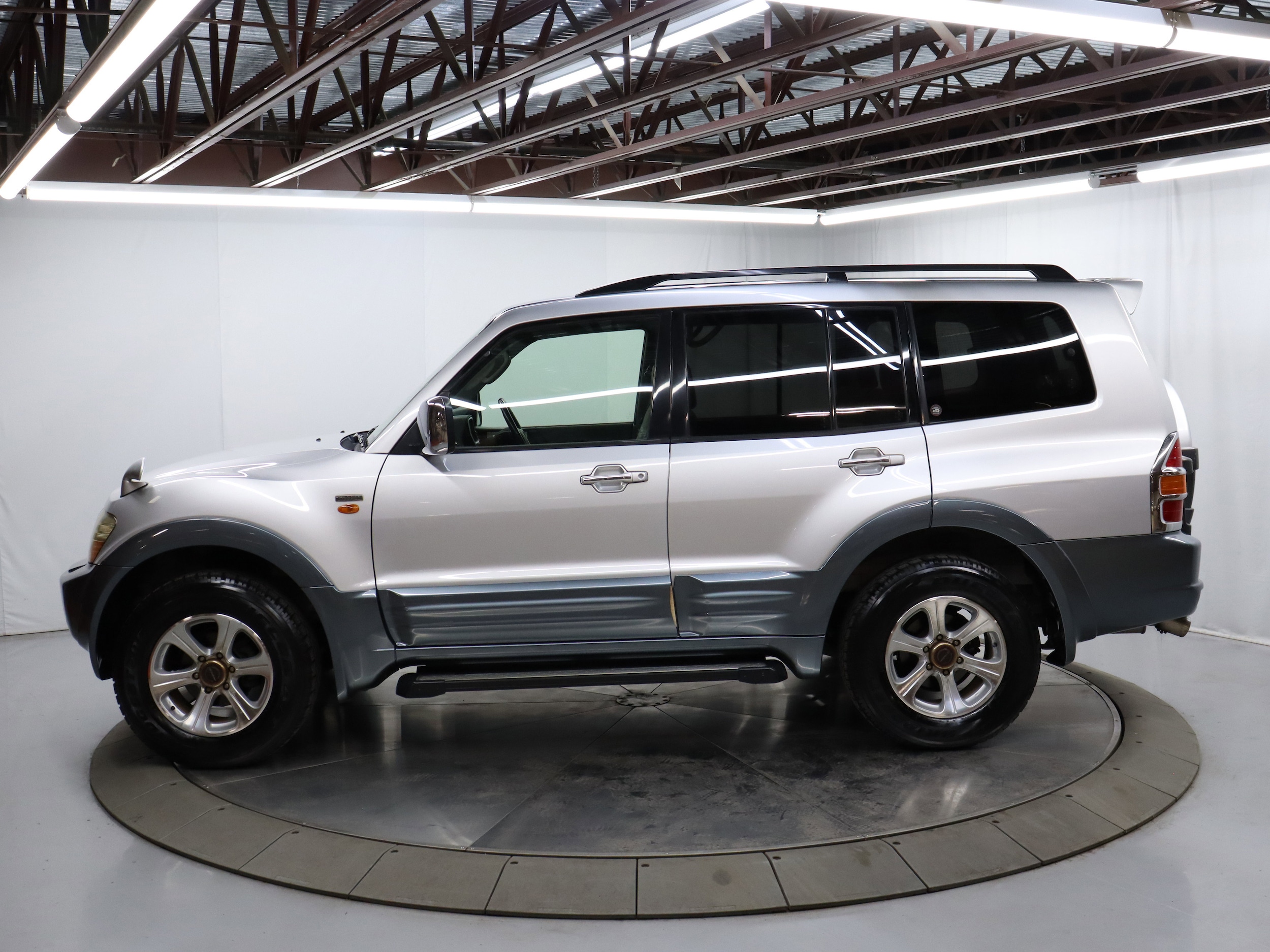 2000 Mitsubishi Pajero 4