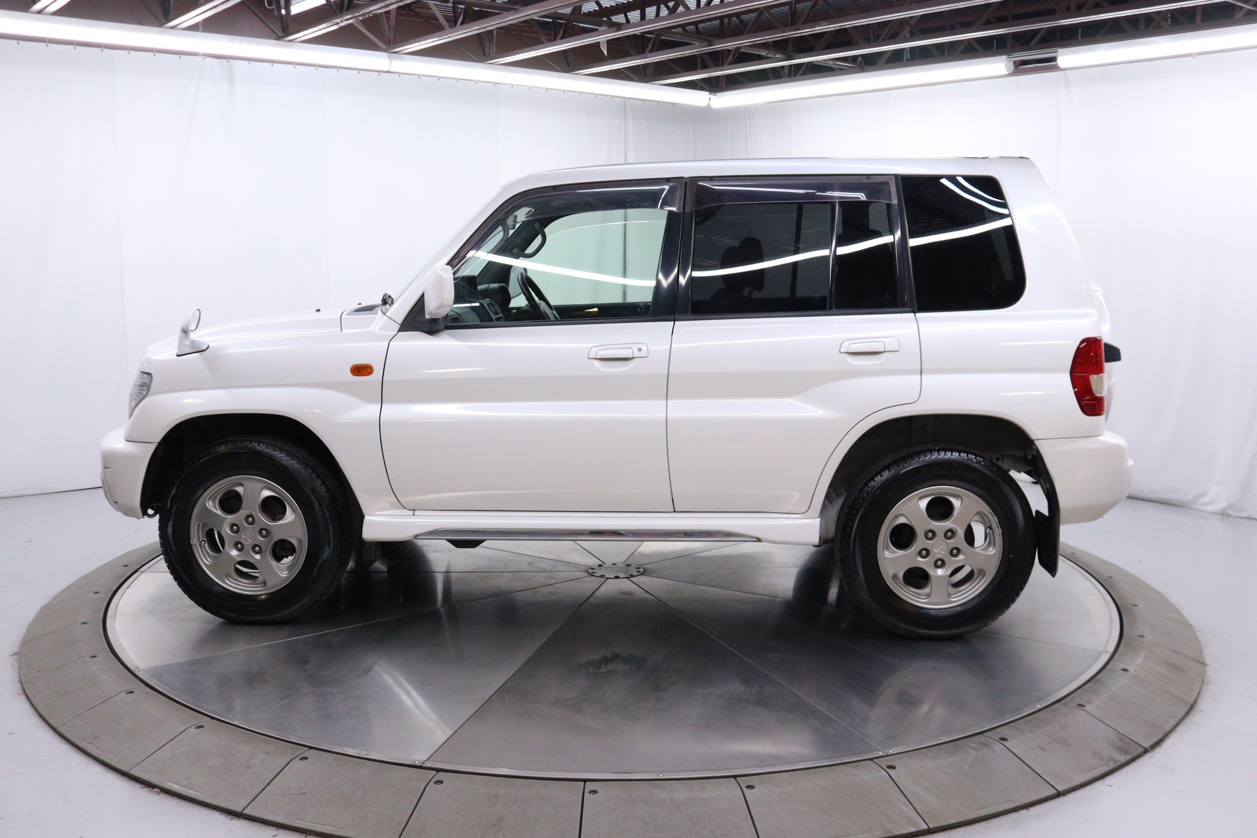 2000 Mitsubishi Pajero 4
