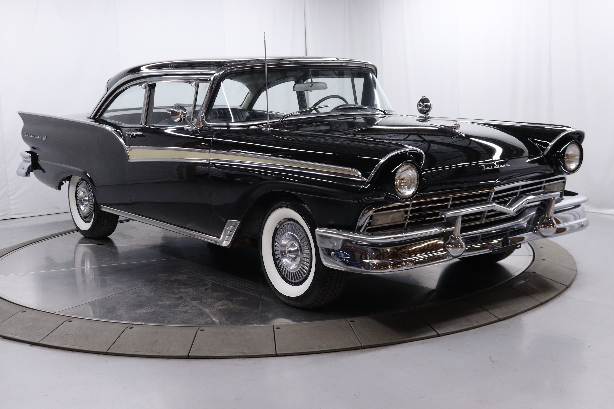 1957 Ford Fairlane 1