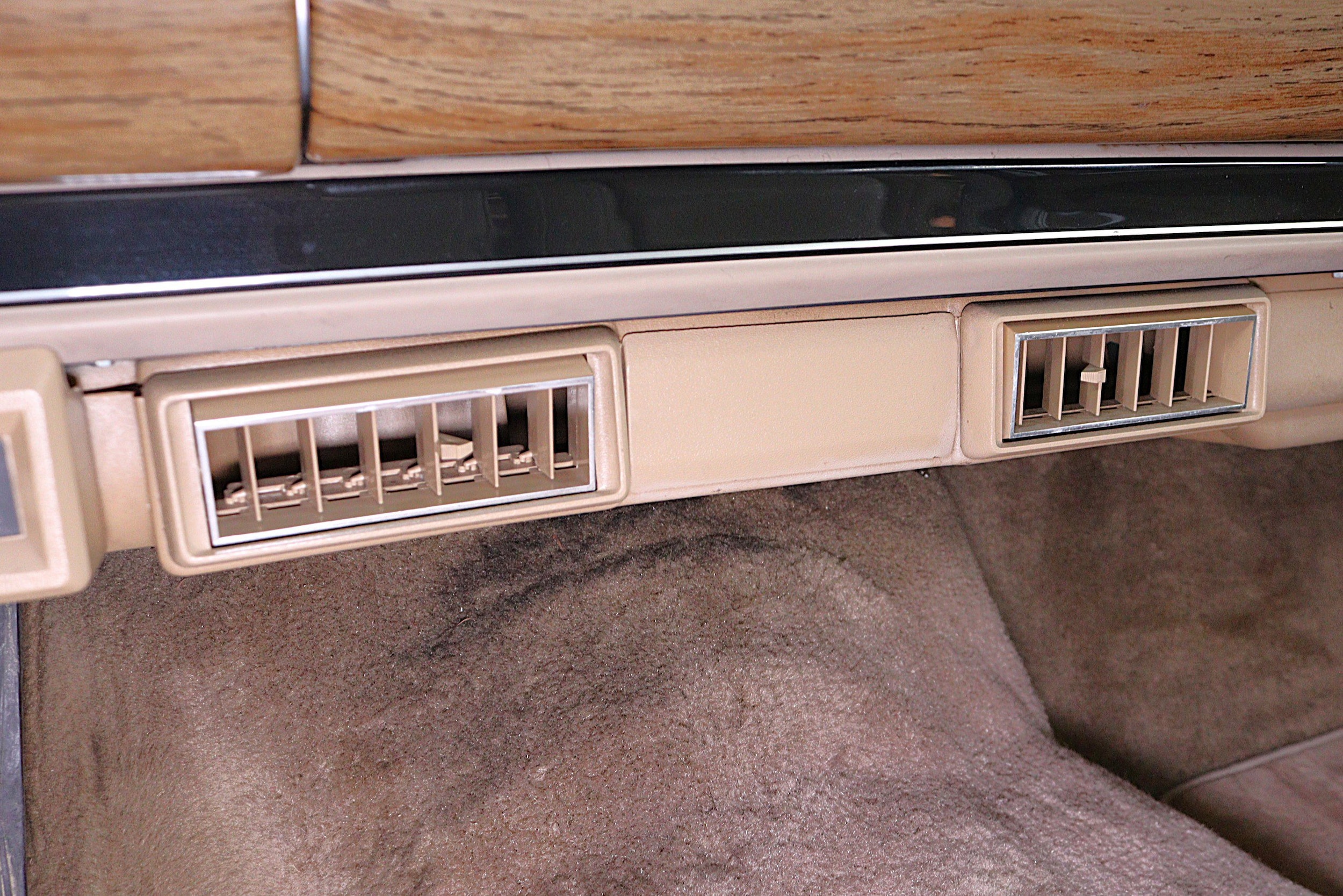 1997 Jeep Grand Wagoneer 54