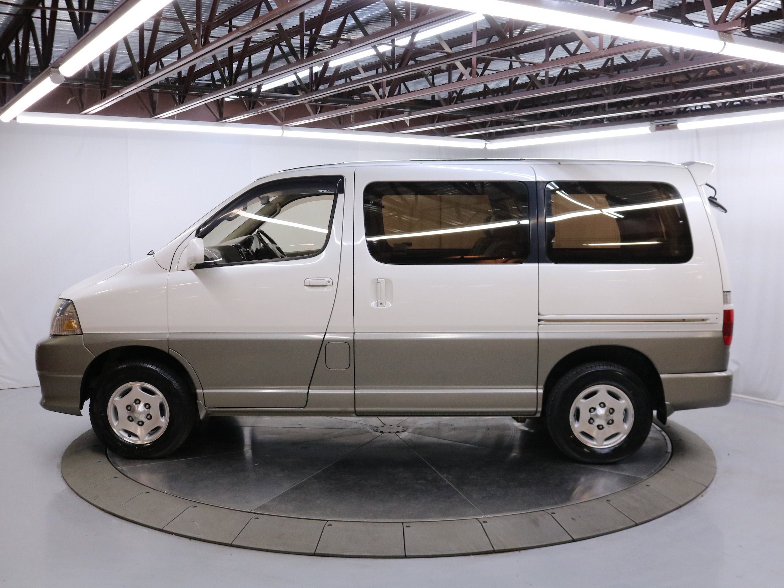 1999 Toyota Grand HiAce 6