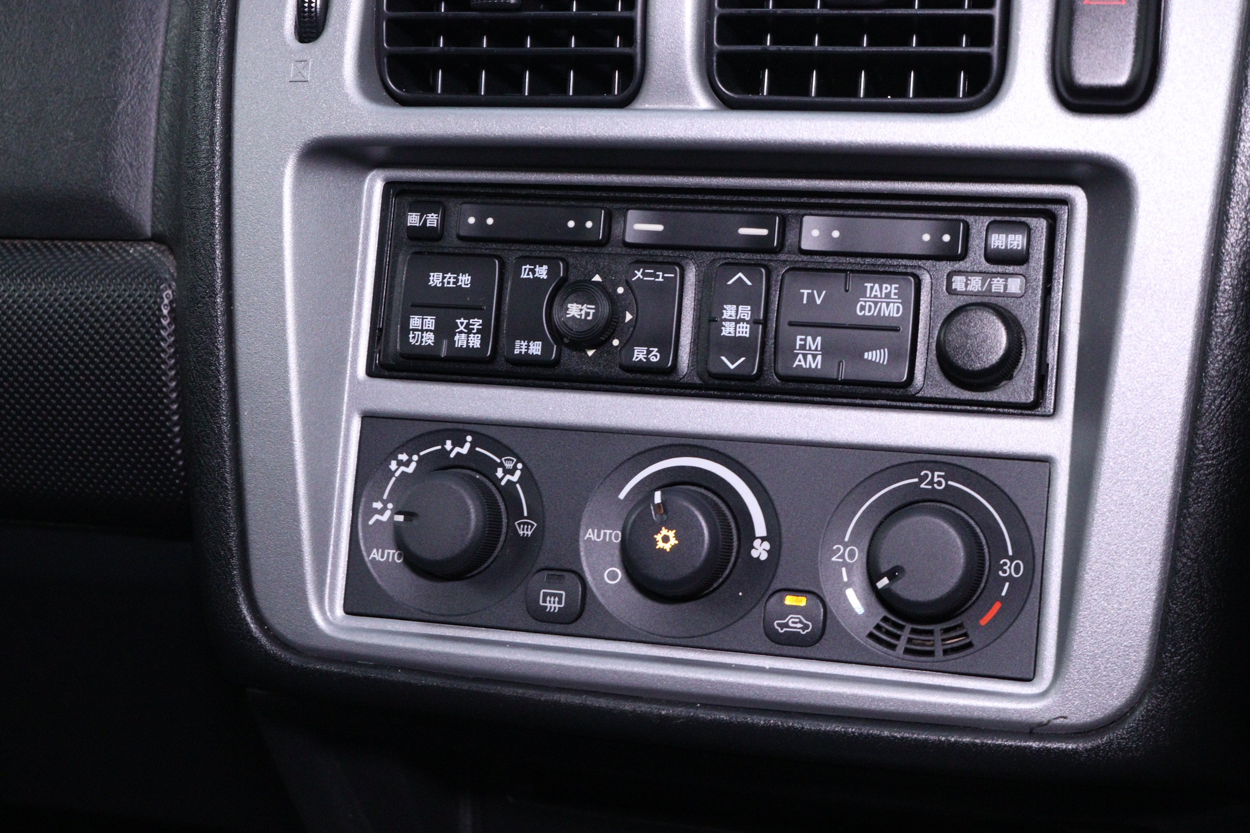 2000 Mitsubishi Pajero 14