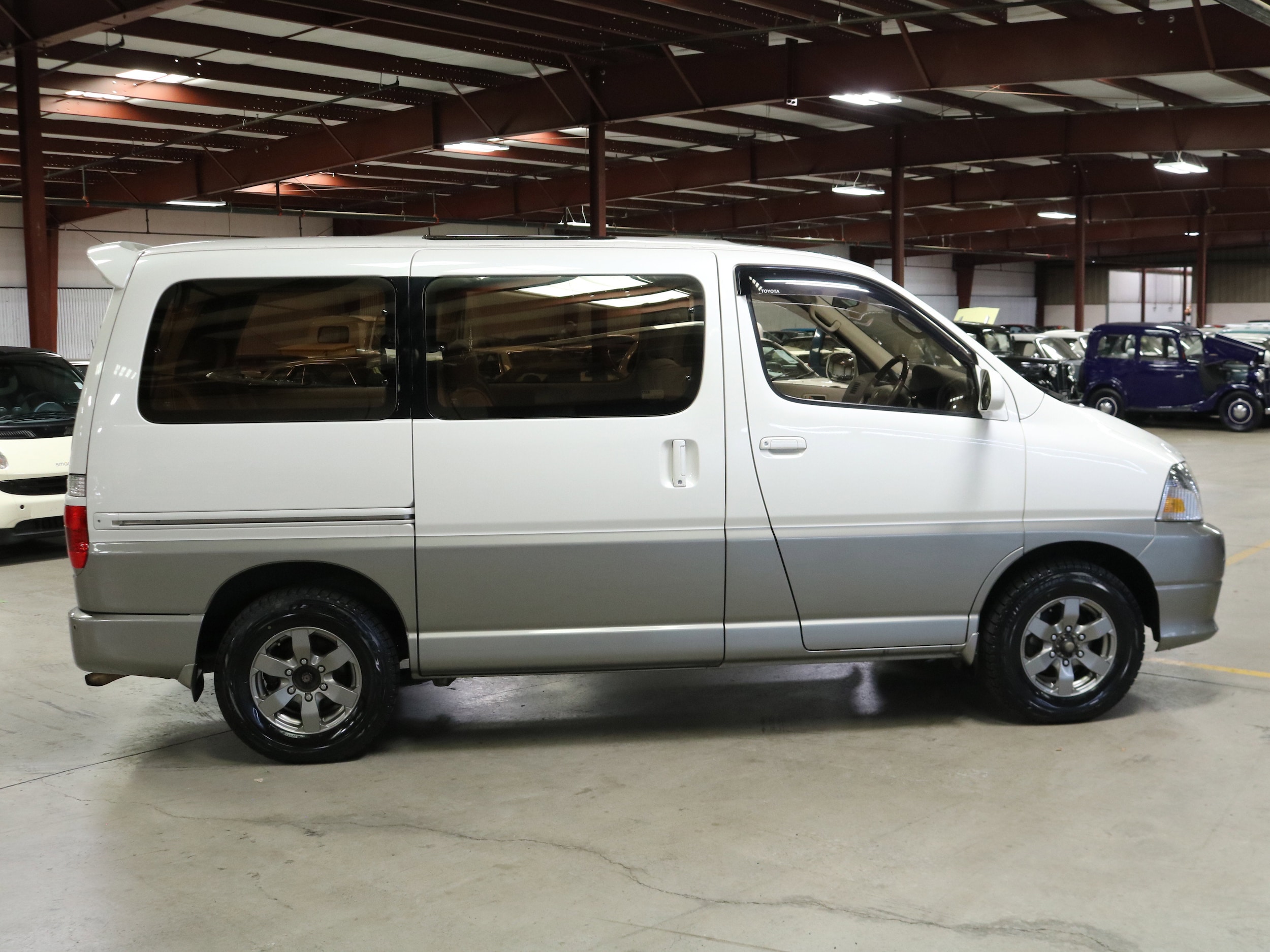 2000 Toyota Grand Hiace 8