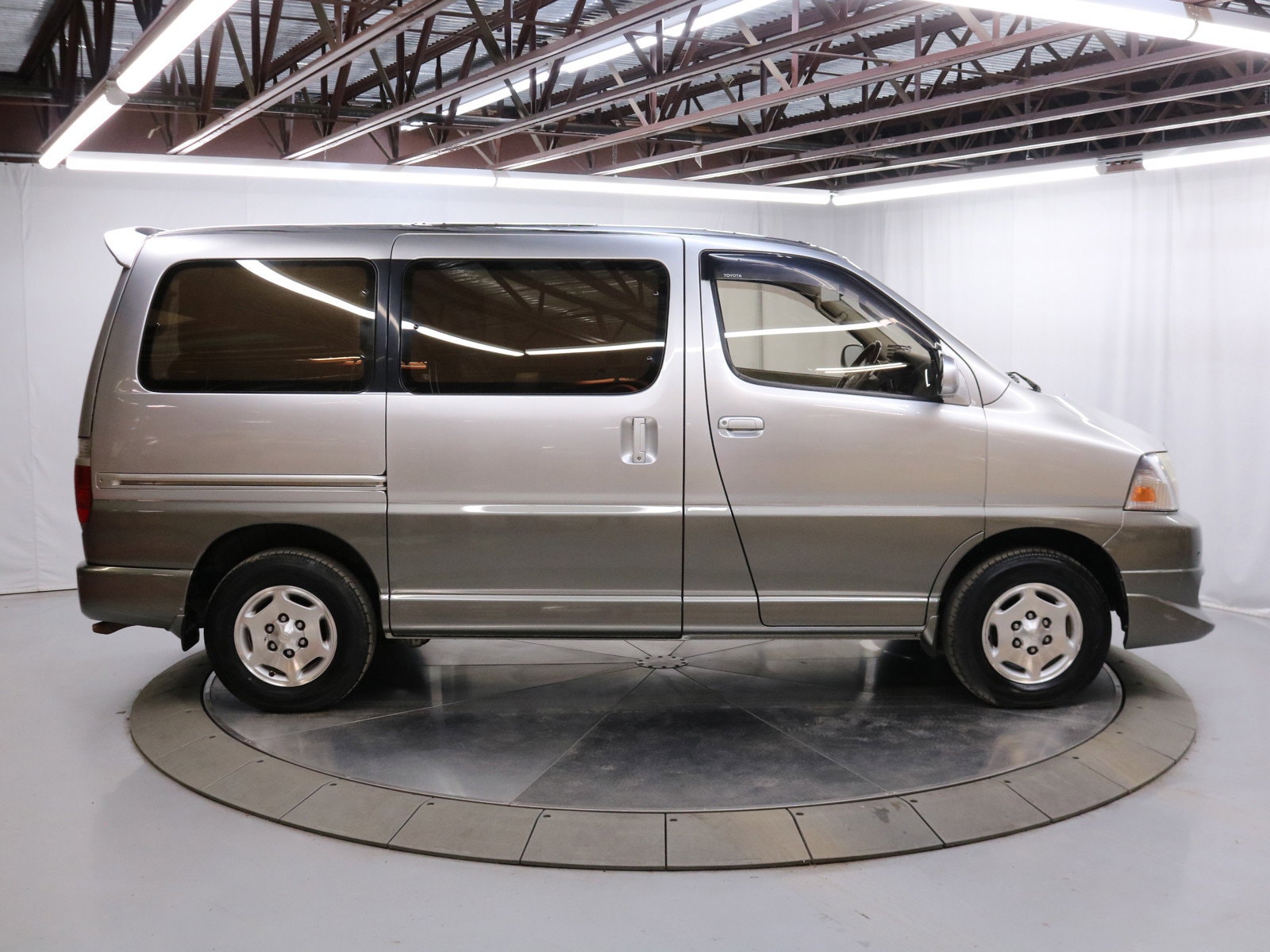 1999 Toyota Grand Hiace 8