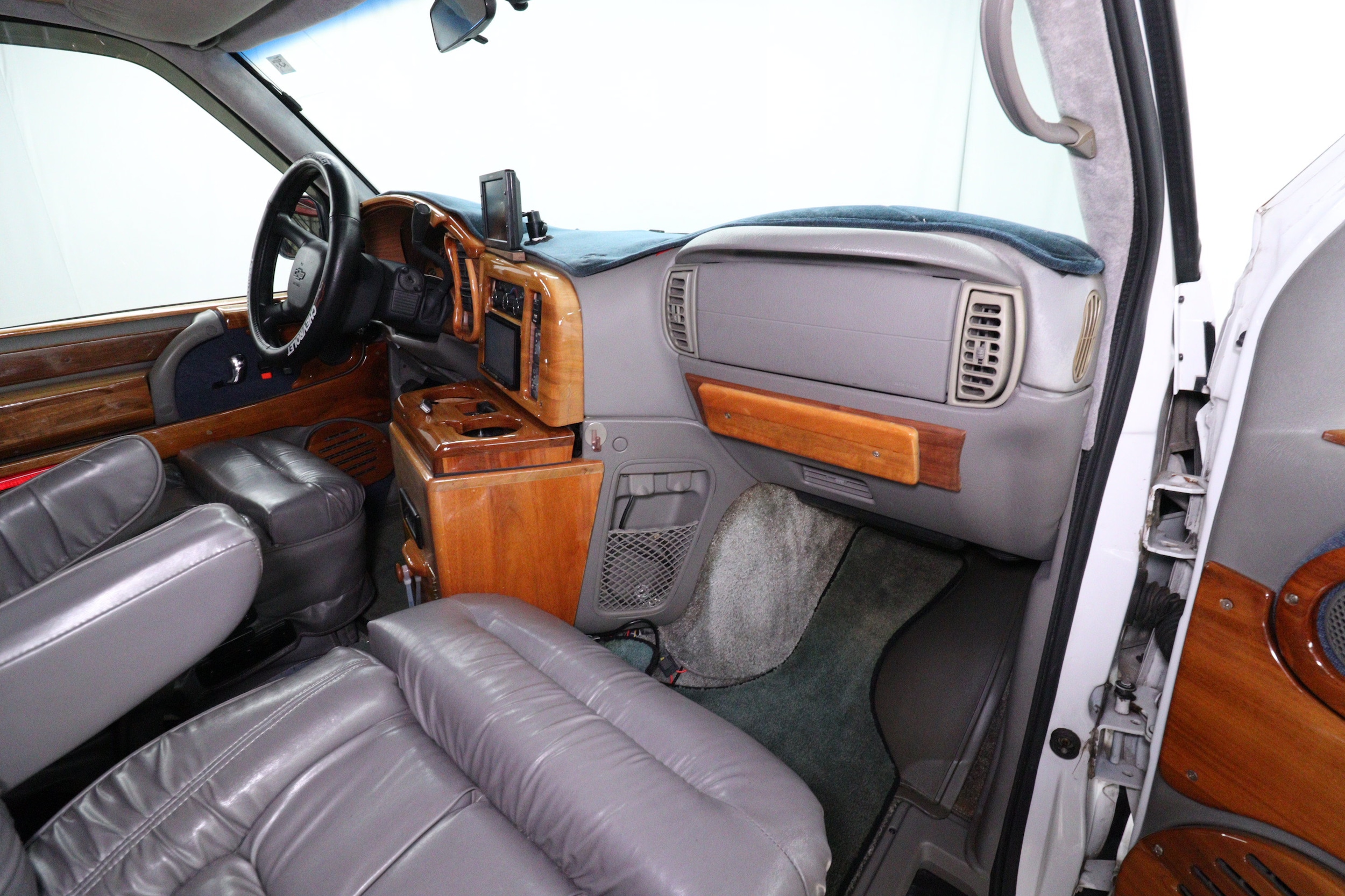 2001 Chevrolet Astro Cargo Van 17