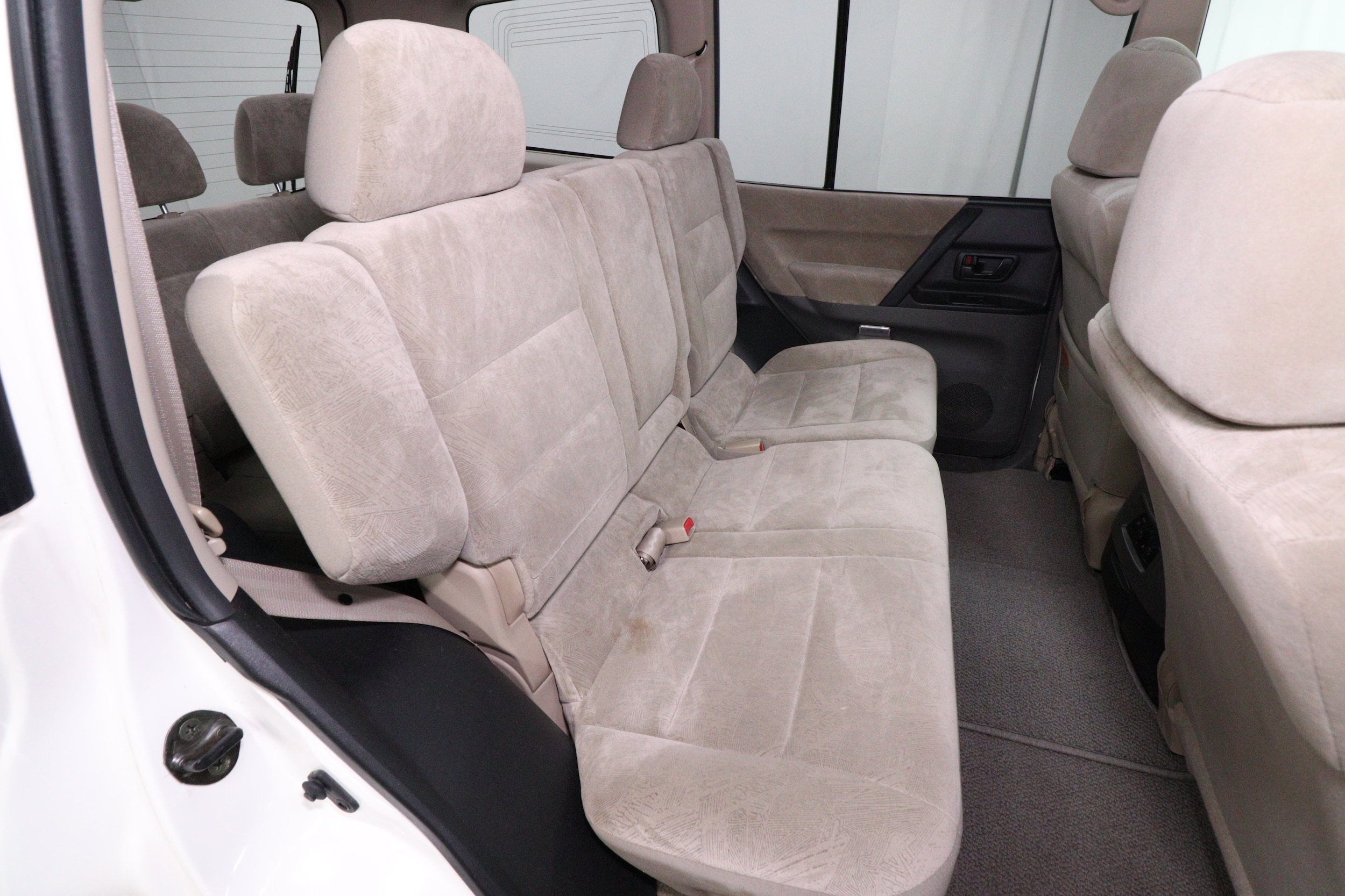 2000 Mitsubishi Pajero 19
