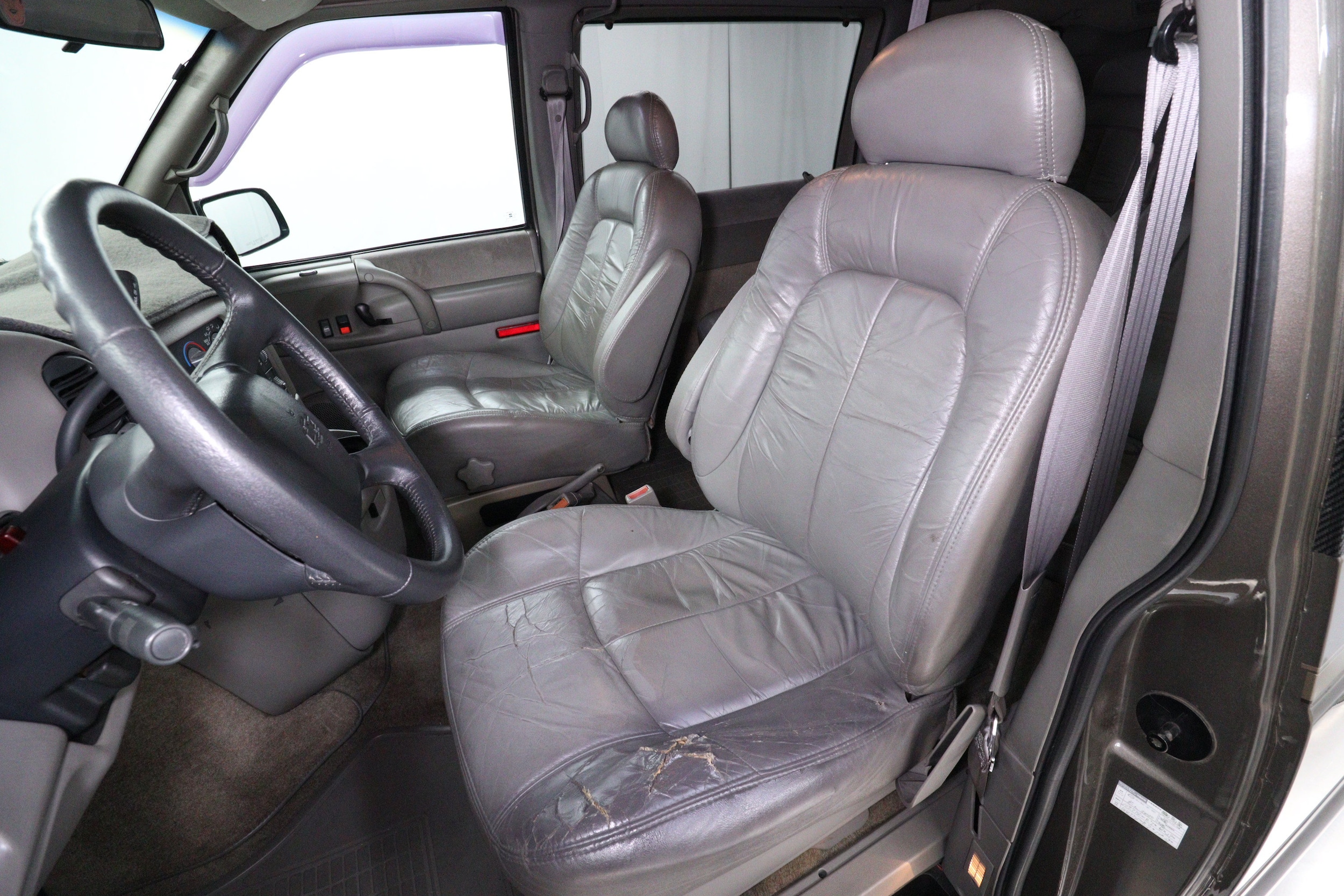 2000 Chevrolet Astro LT 17