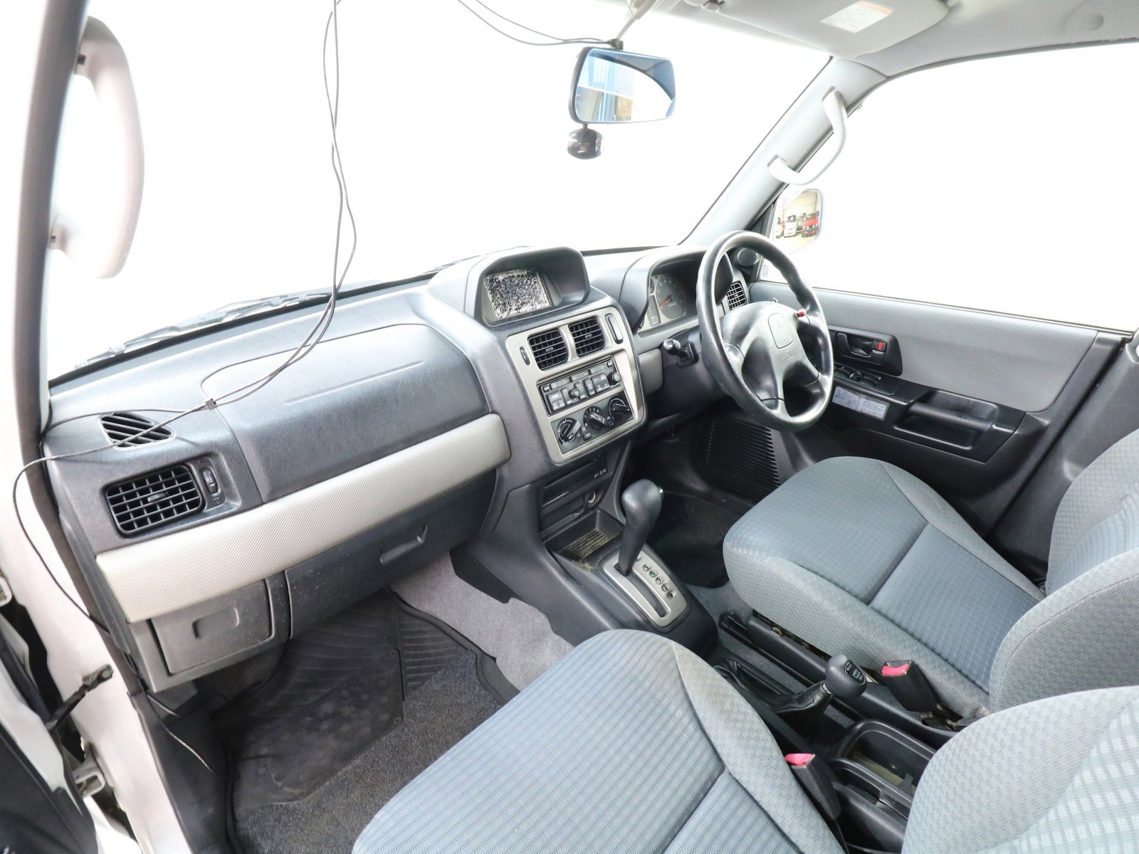 1999 Mitsubishi Pajero 17