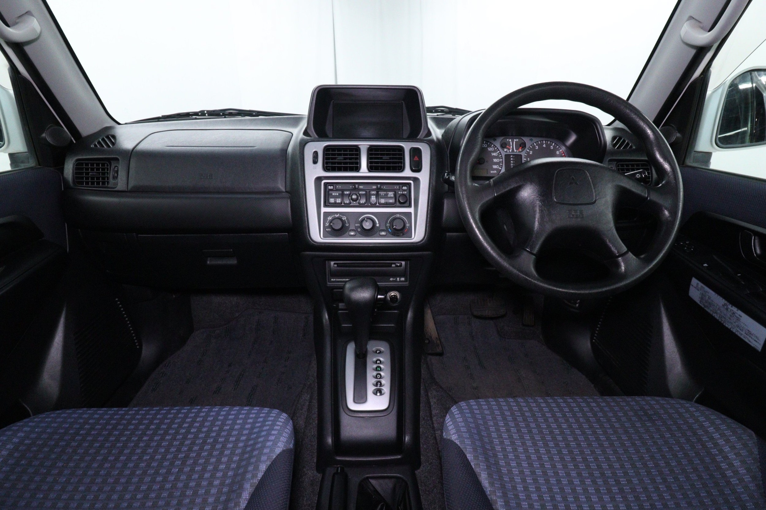 2000 Mitsubishi Pajero 56