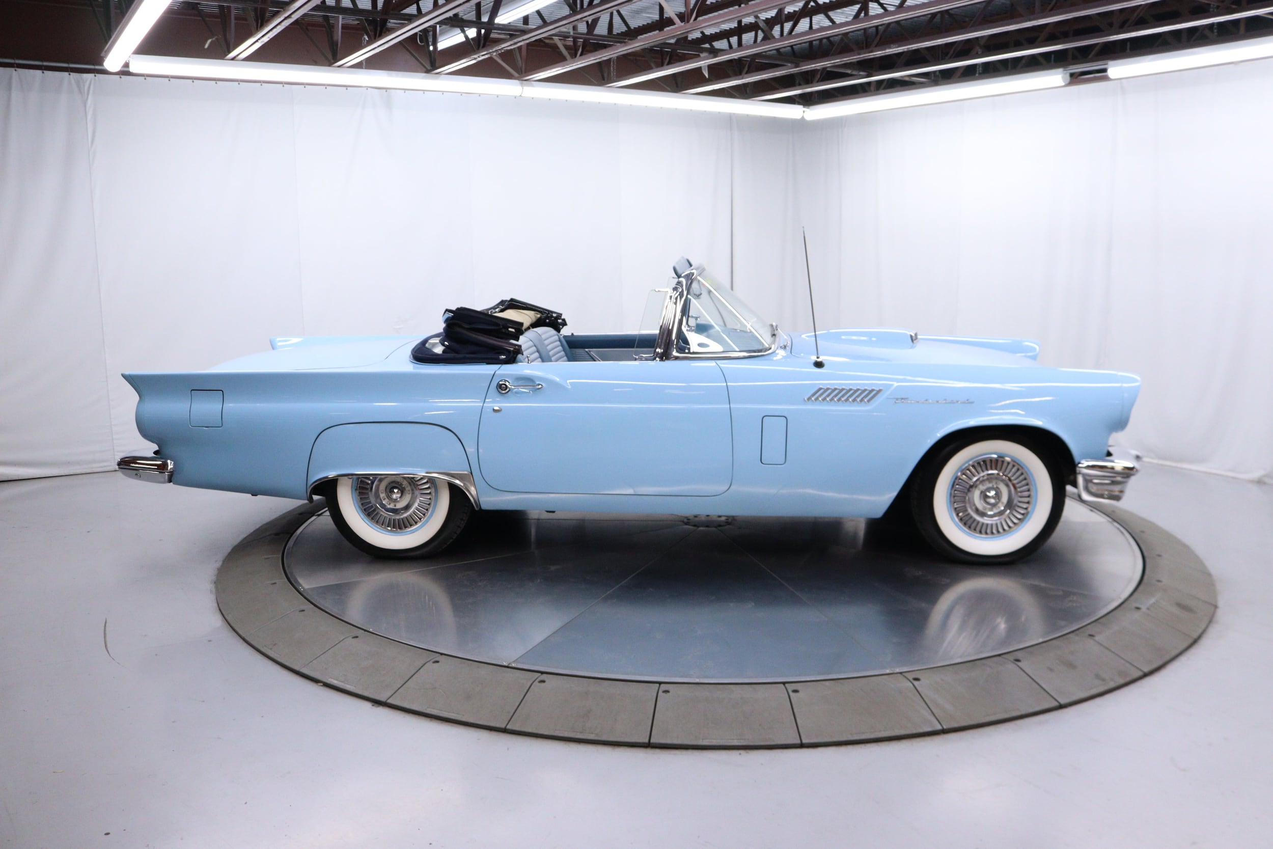 1957 Ford Thunderbird 29
