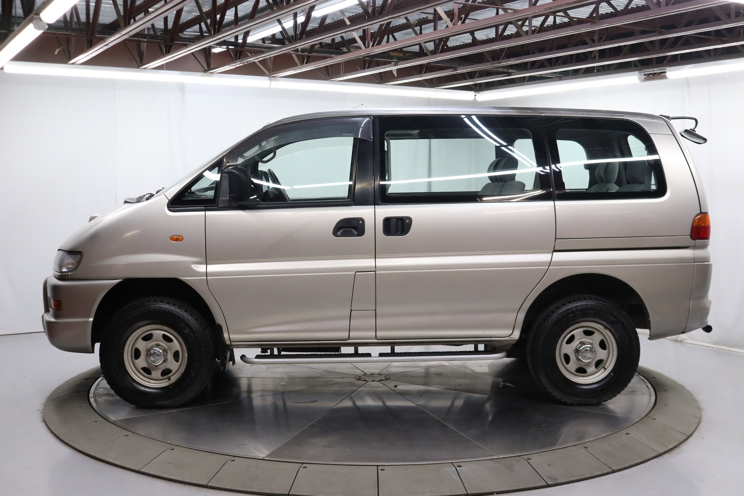 2000 Mitsubishi Delica 6