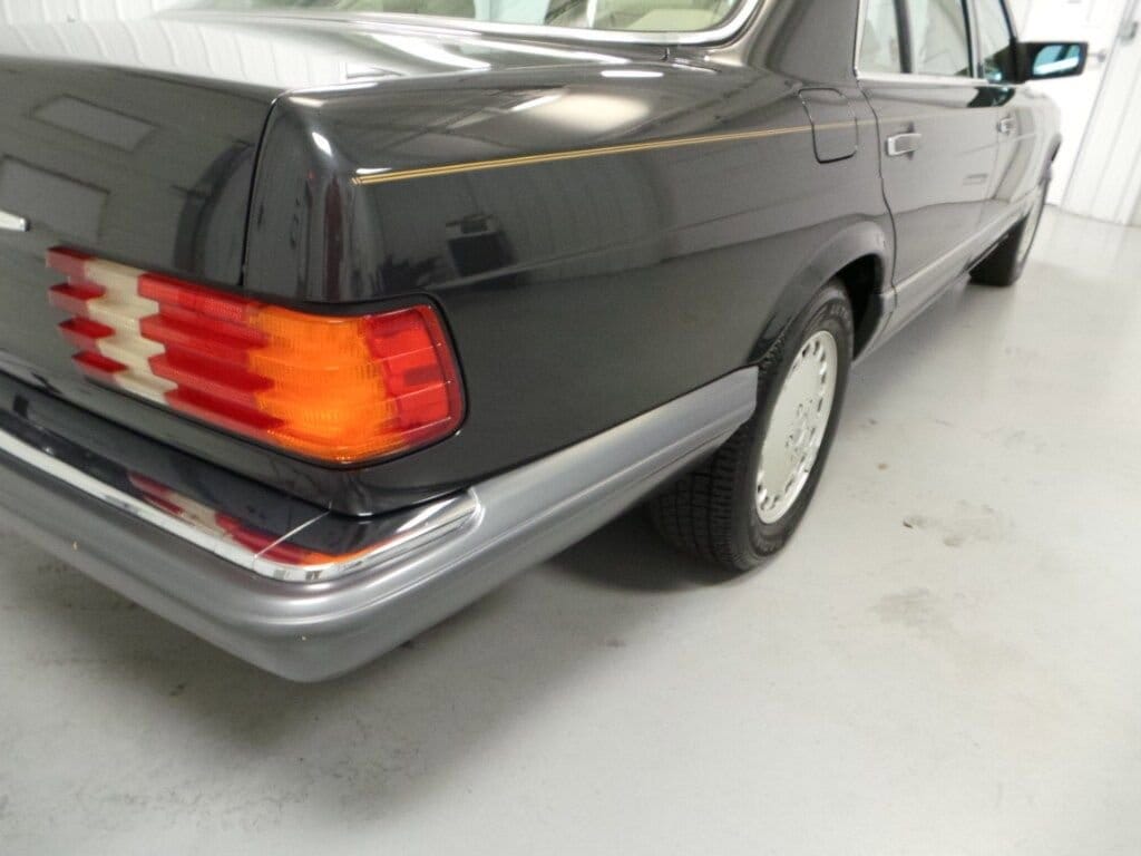 1991 Mercedes-Benz 300 SEL 37