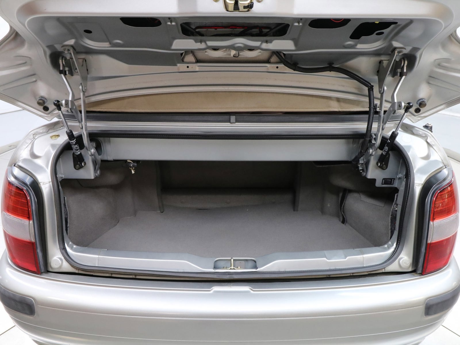 1998 Nissan March 26