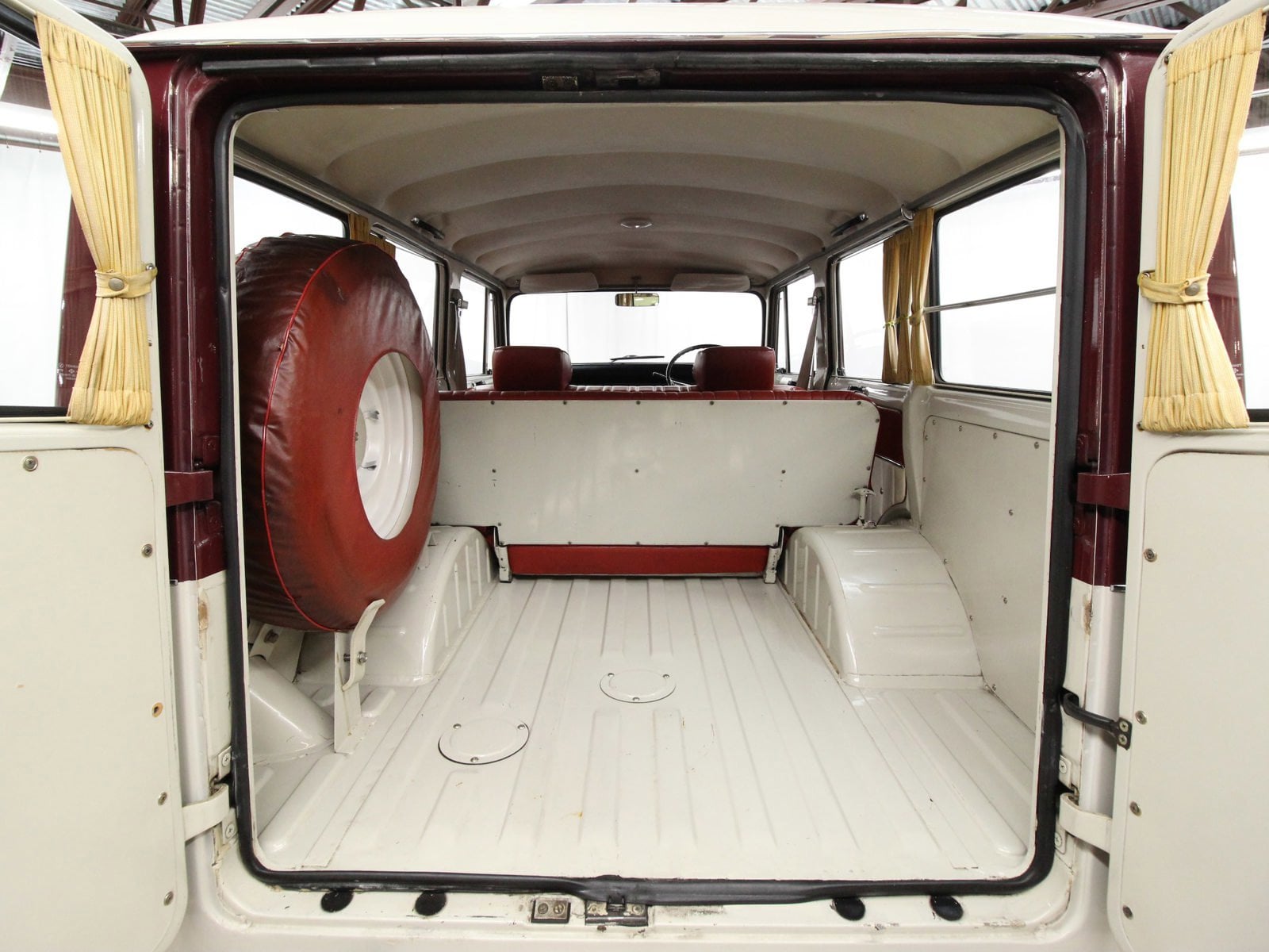 1976 Mitsubishi Jeep 27