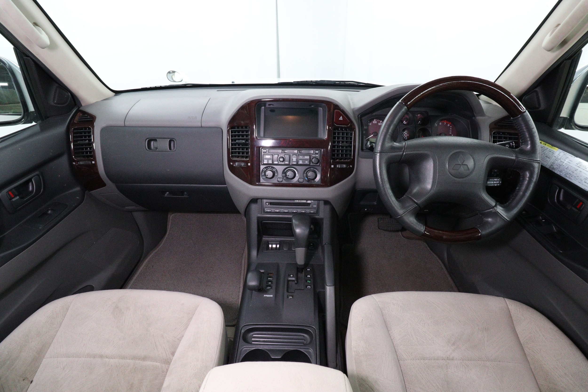 2000 Mitsubishi Pajero 62