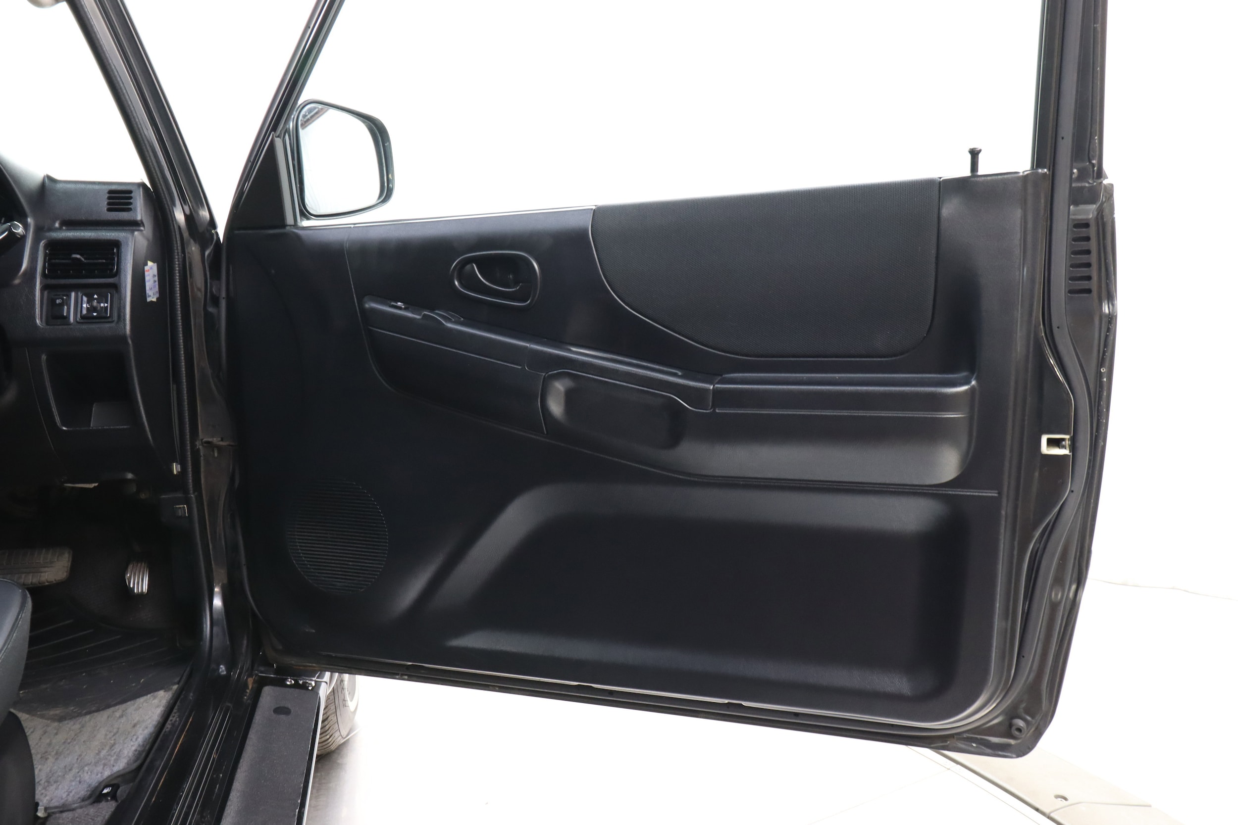 1998 Mitsubishi Pajero Jr 25