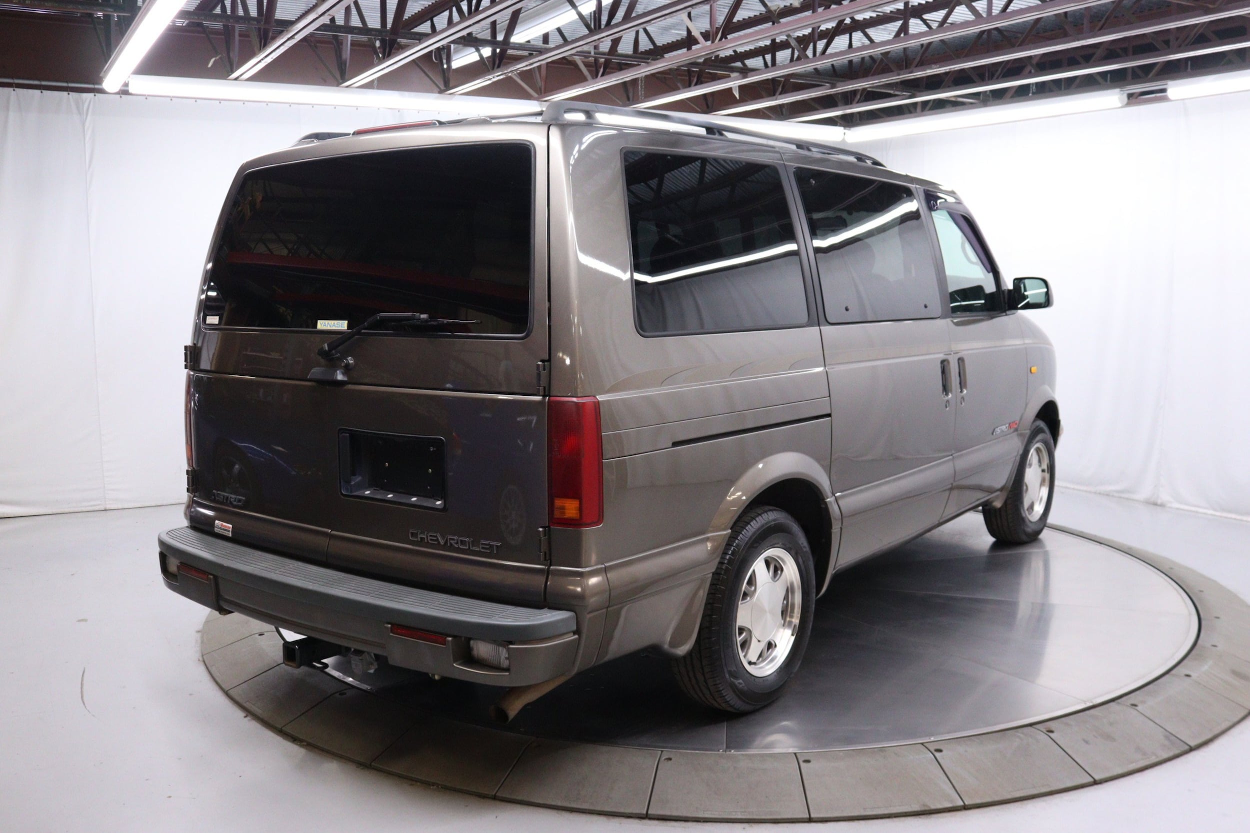 2000 Chevrolet Astro LT 7