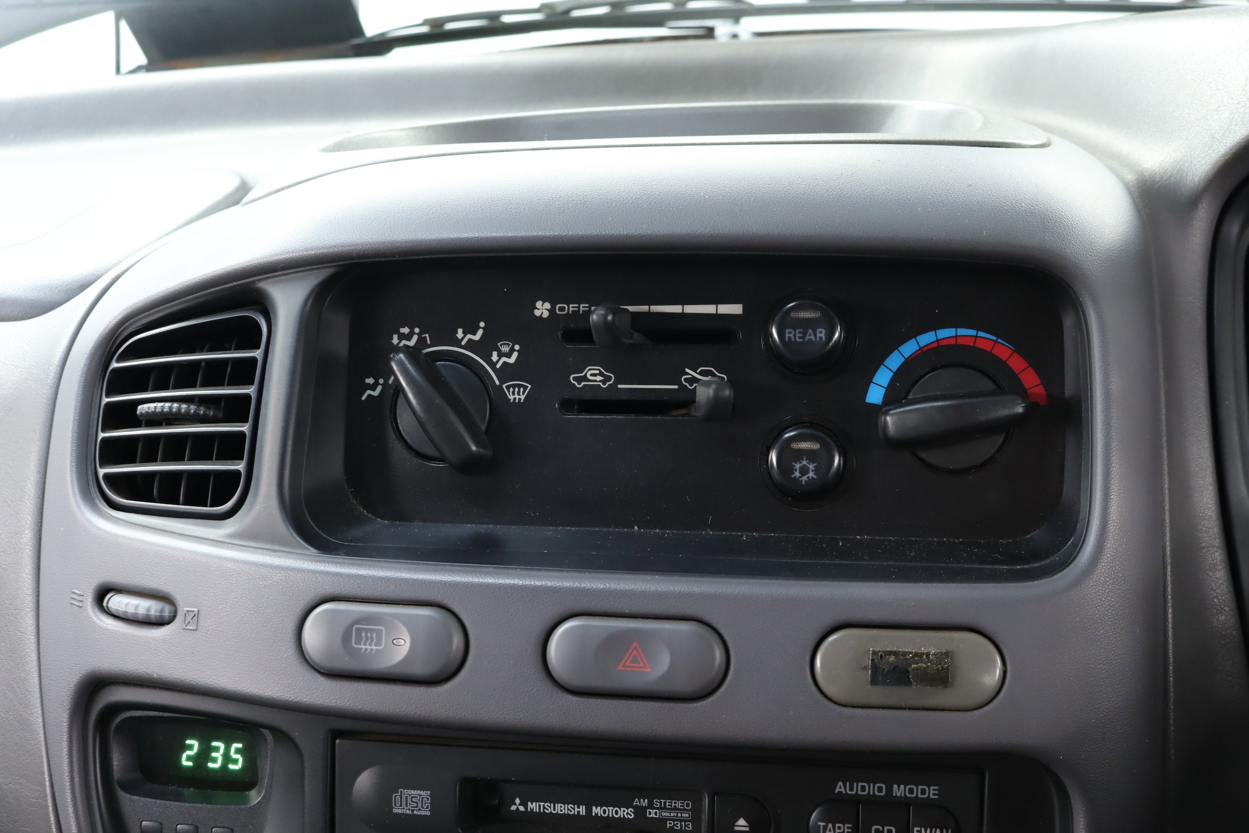 2000 Mitsubishi Delica 15
