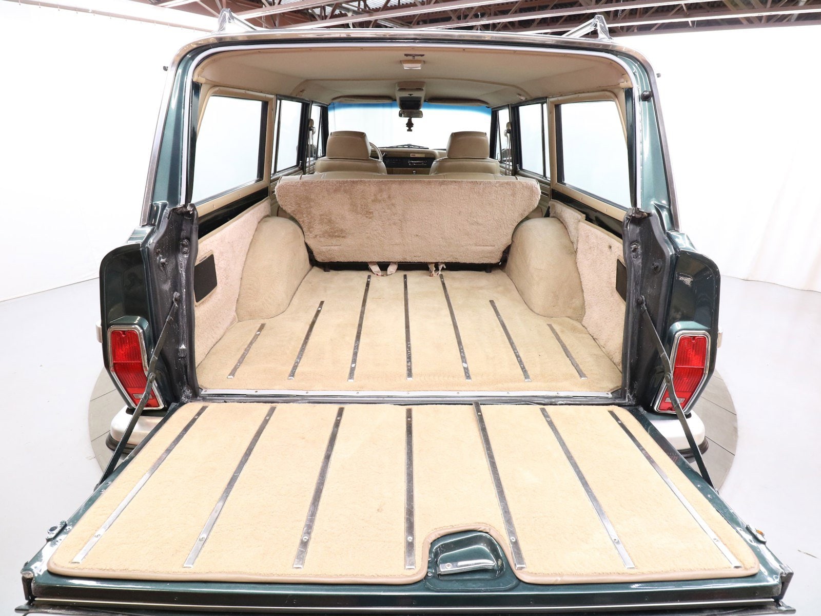 1991 Jeep Grand Wagoneer 25