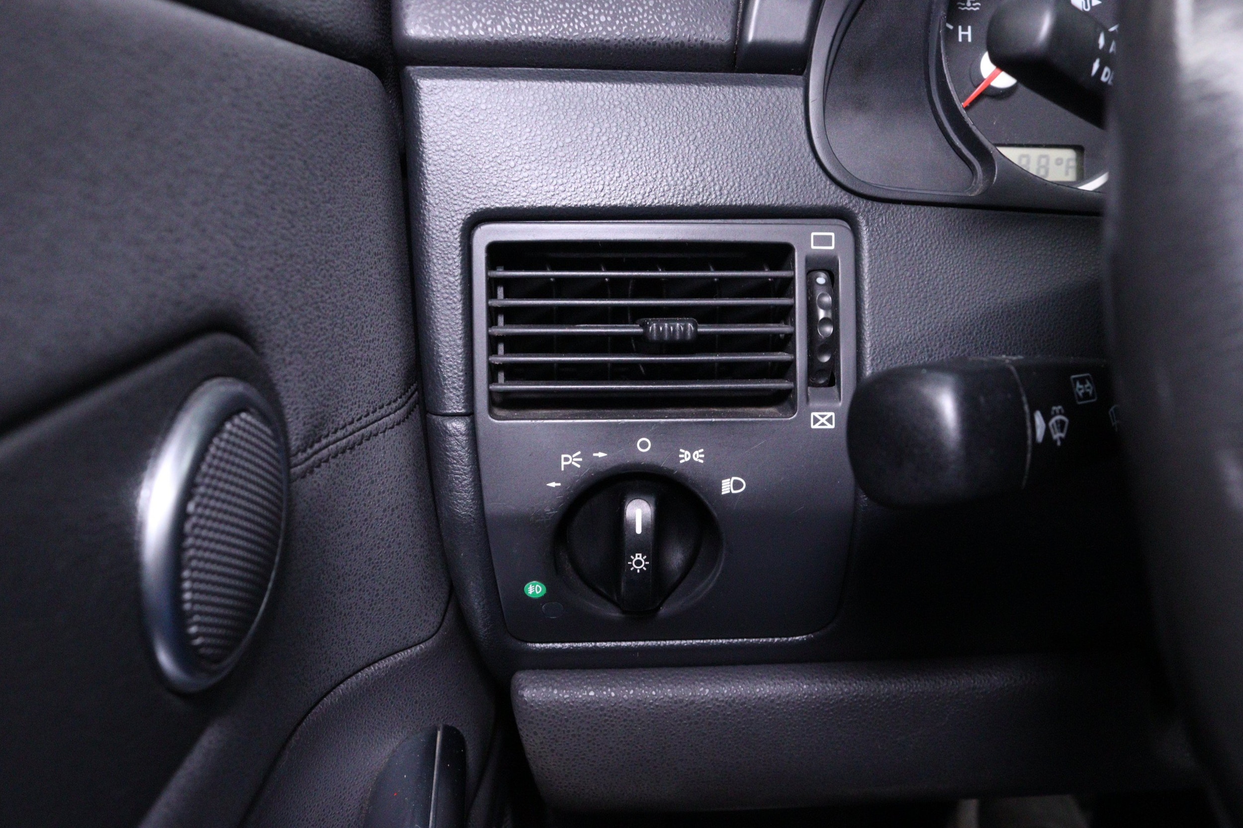 2005 Chrysler Crossfire 64