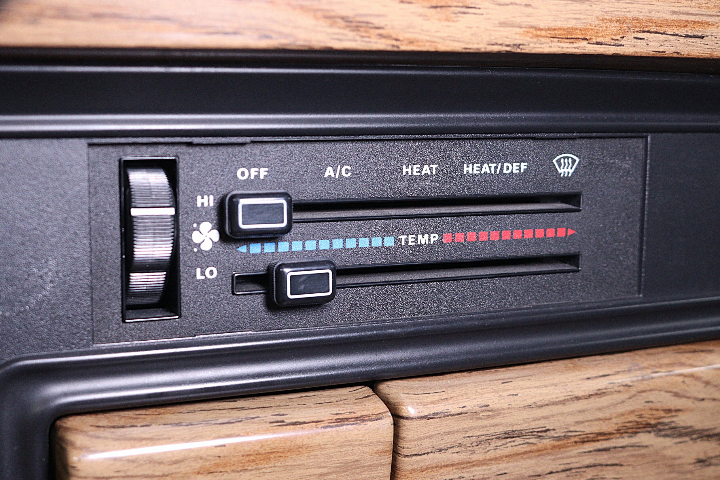 1997 Jeep Grand Wagoneer 13