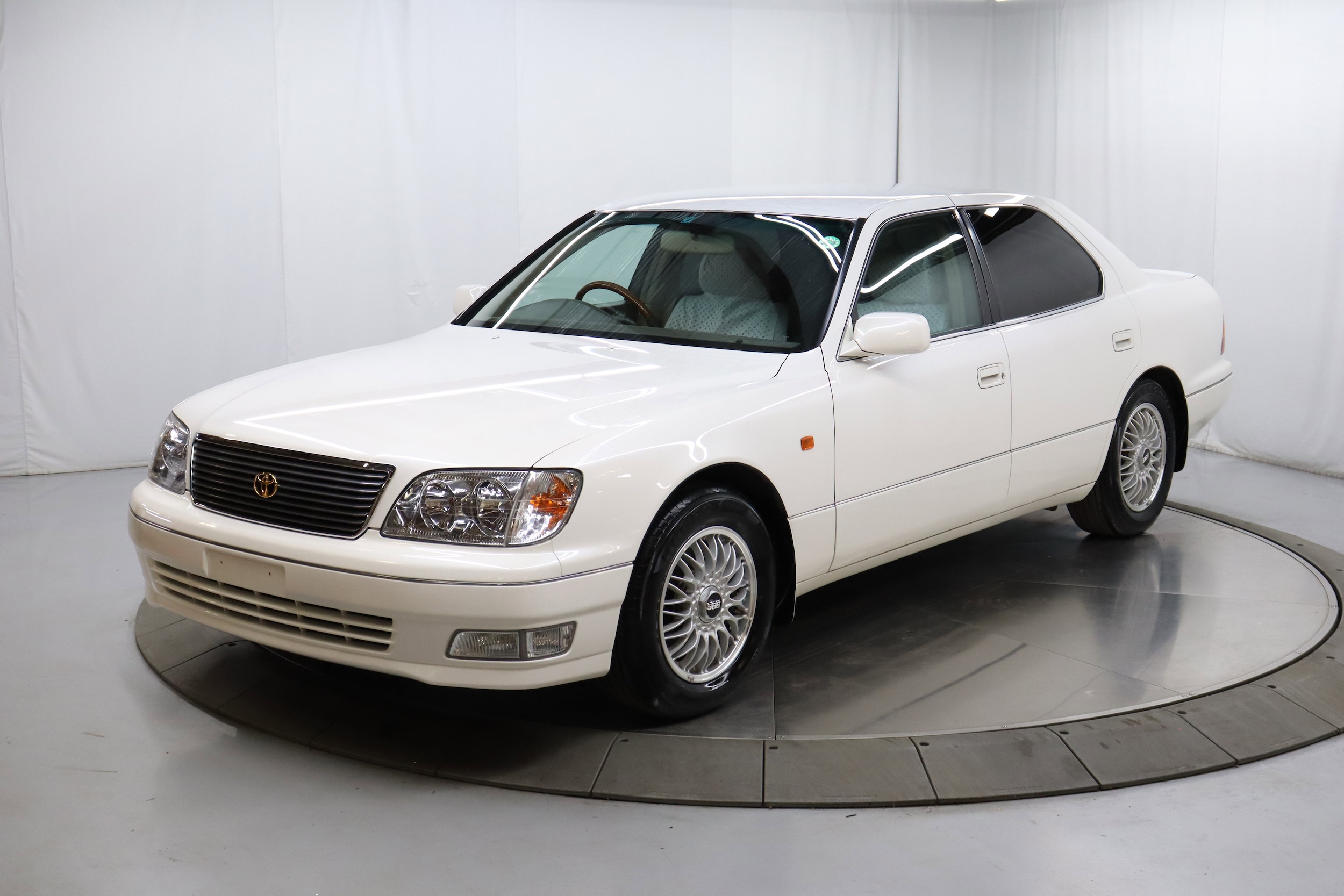 1999 Toyota Celsior 4