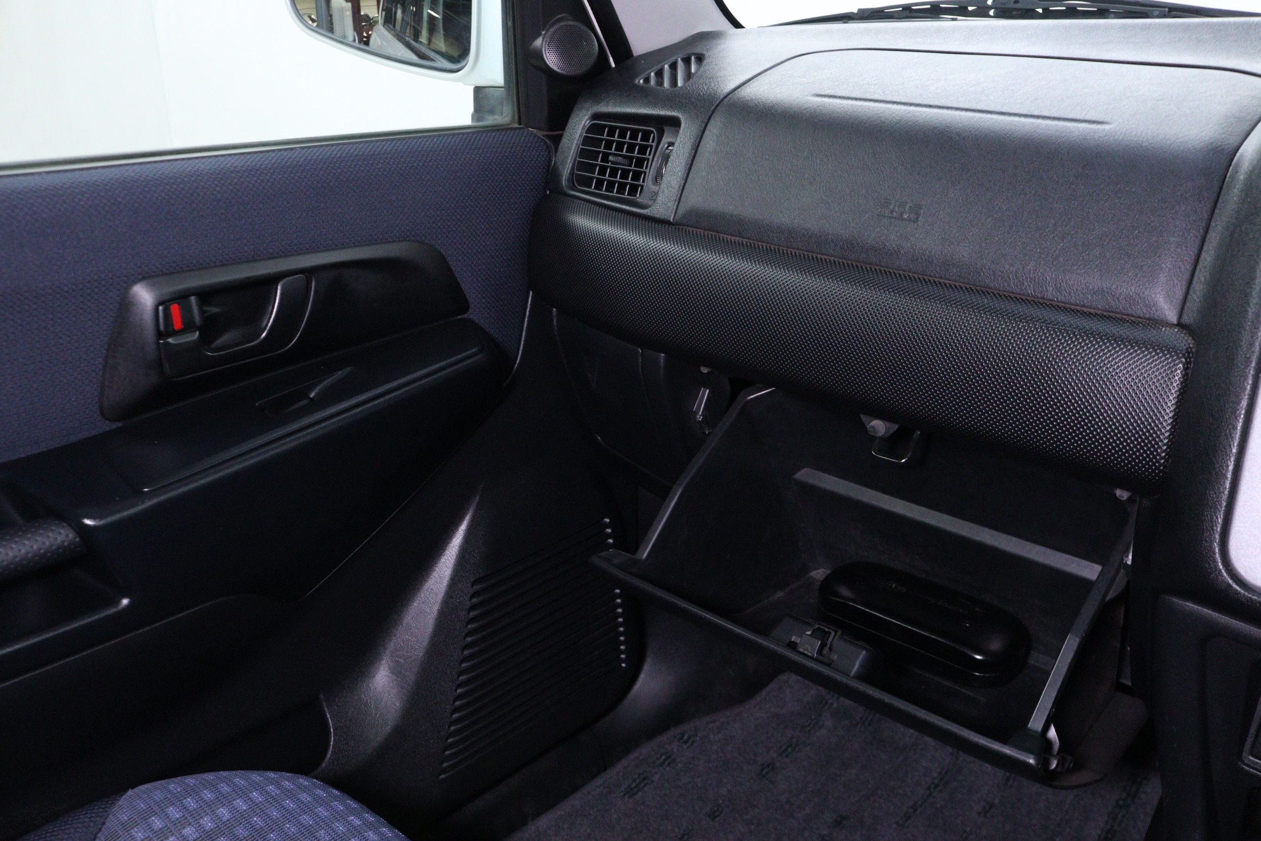 2000 Mitsubishi Pajero 66