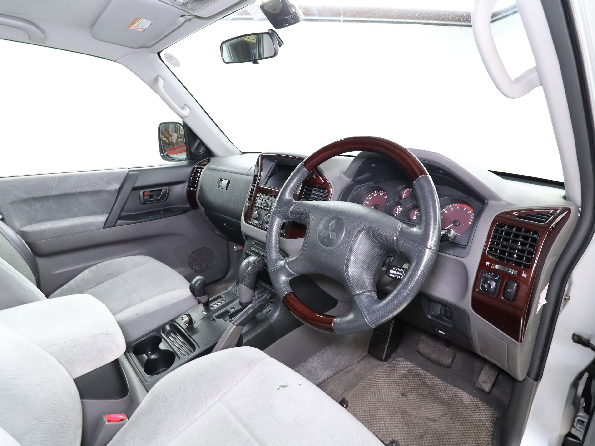 2000 Mitsubishi Pajero 9