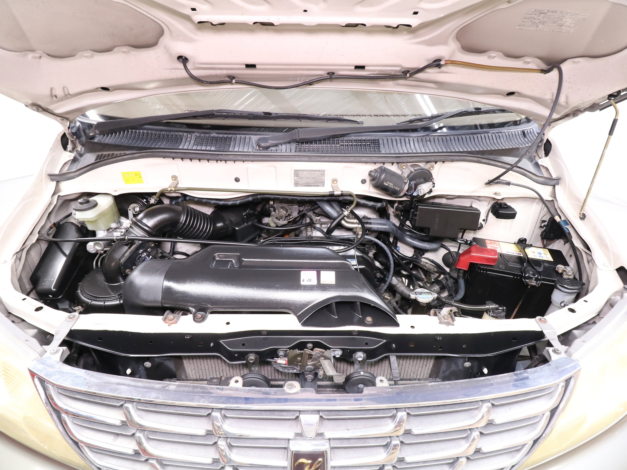 2000 Toyota Grand Hiace 26