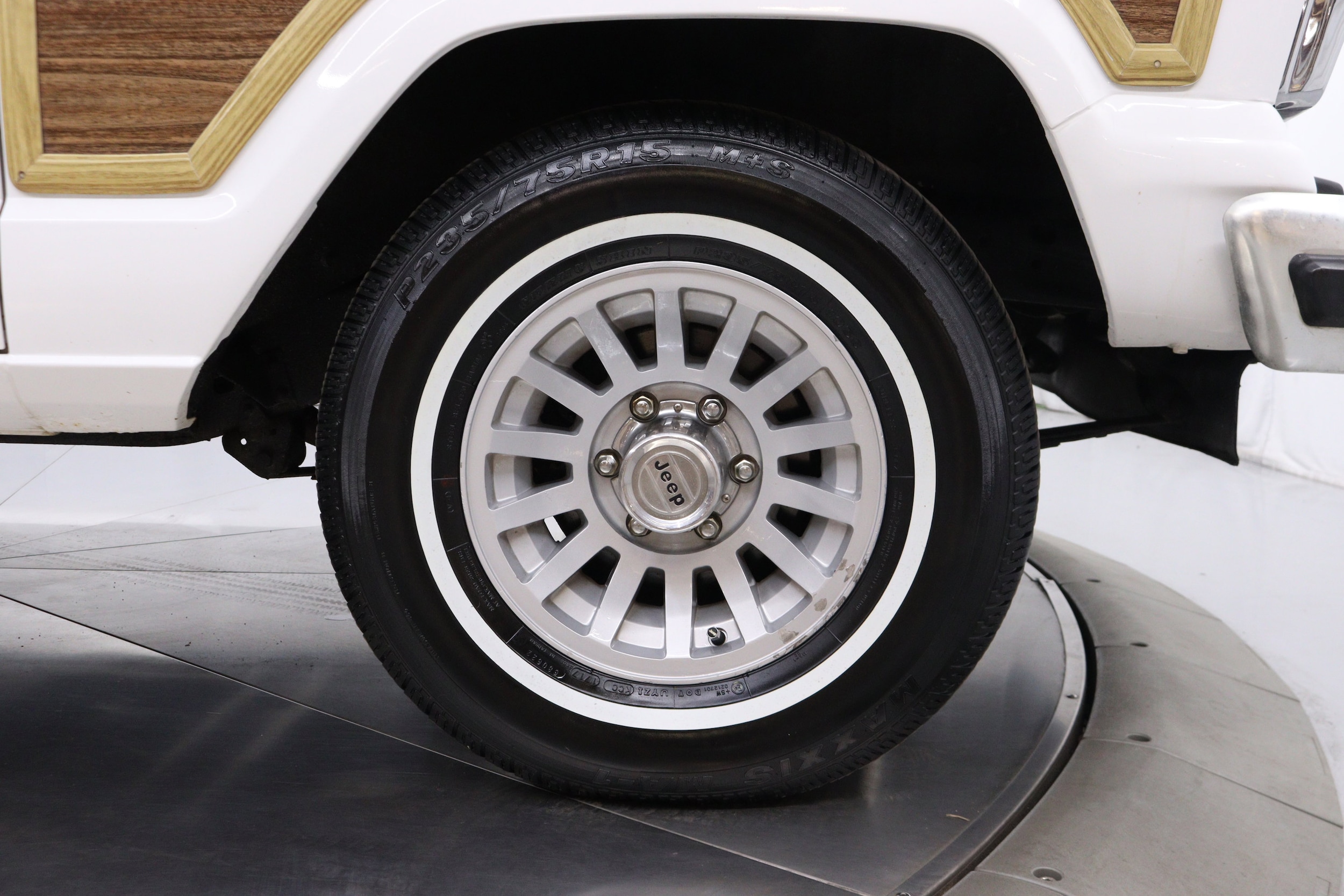 1997 Jeep Grand Wagoneer 30
