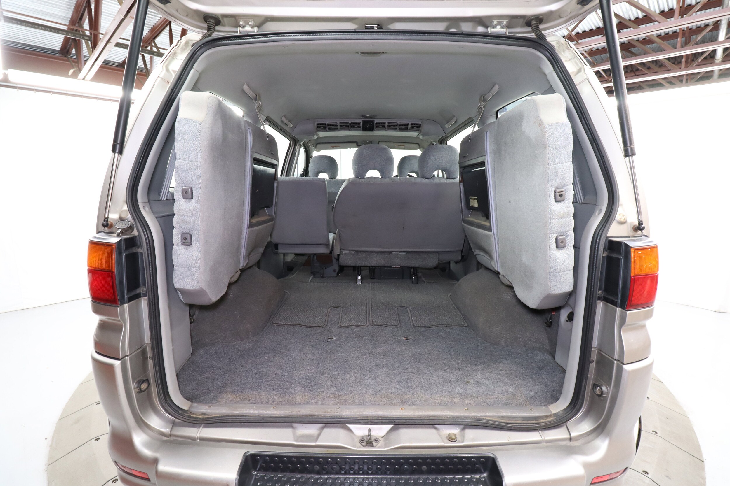 2000 Mitsubishi Delica 33