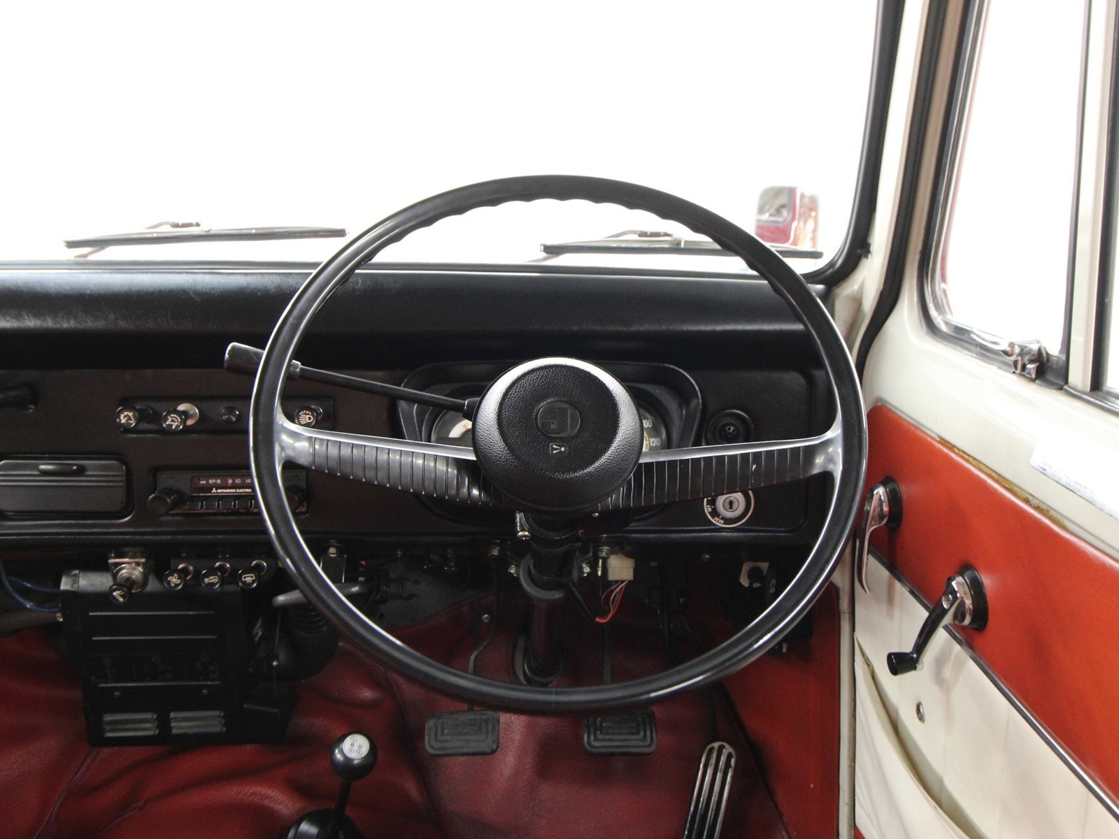 1976 Mitsubishi Jeep 10