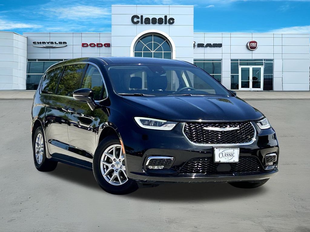 2024 Chrysler Pacifica Touring L's photo