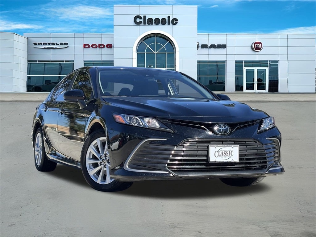 2024 Toyota Camry LE's photo