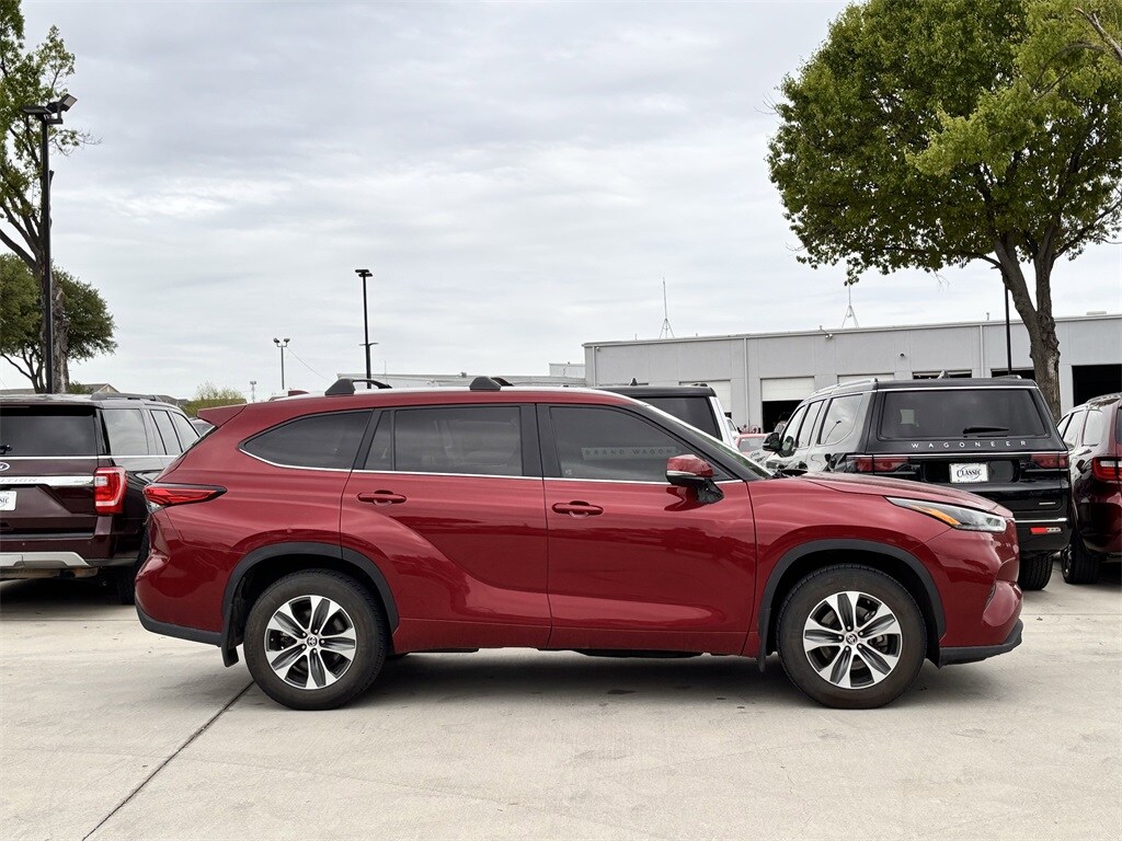 2023 Toyota Highlander L photo 3