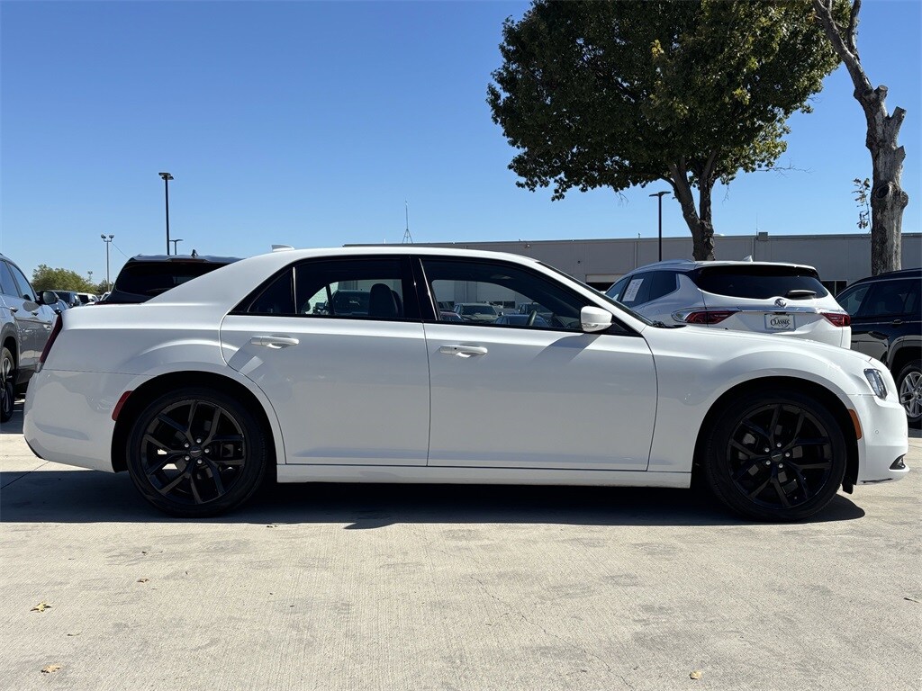 2022 Chrysler 300 S photo 2
