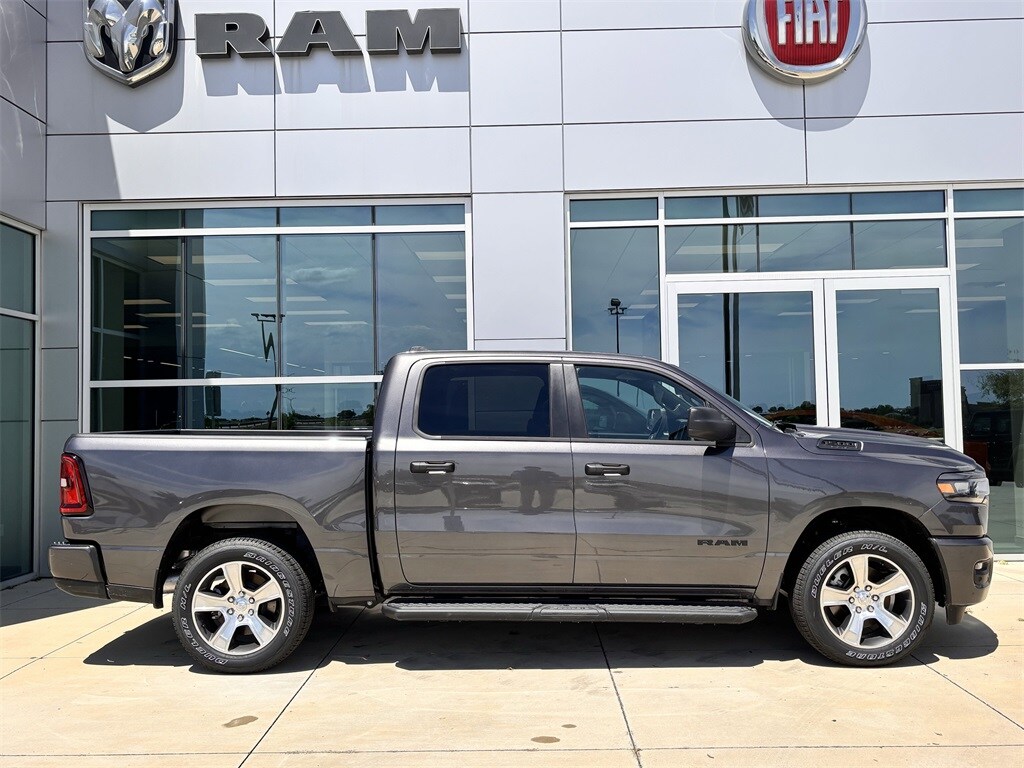 2025 Ram 1500 Tradesman photo 3